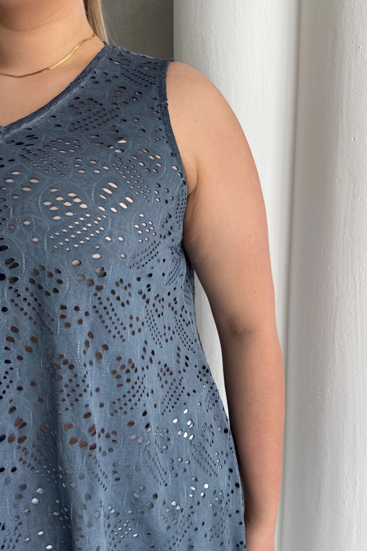 Büyük Beden V Yaka Sıfır Kol Dantel Detaylı Astarsız Bluz 302966