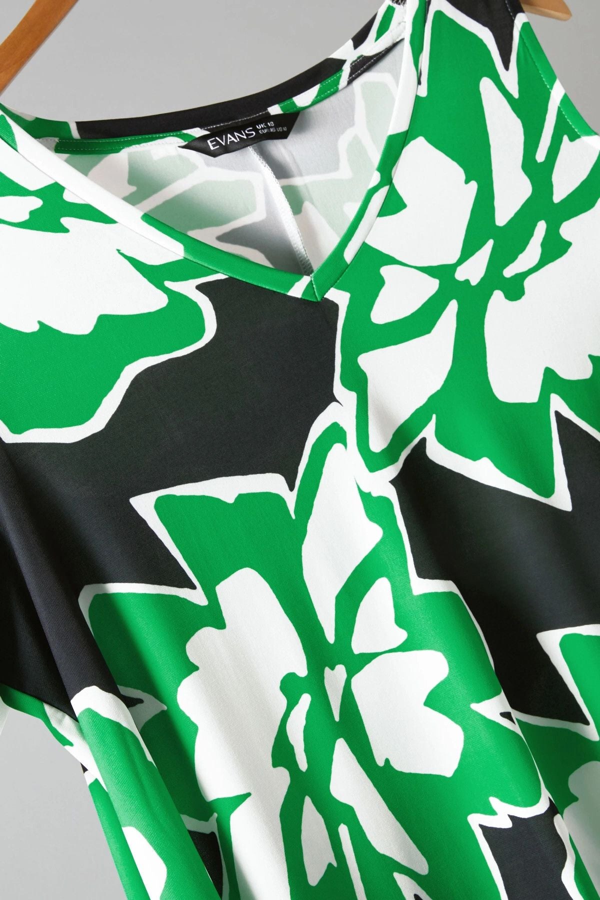 Büyük Beden Açık Omuz Detaylı V Yaka Kısa Kollu Desenli Bluz 615404