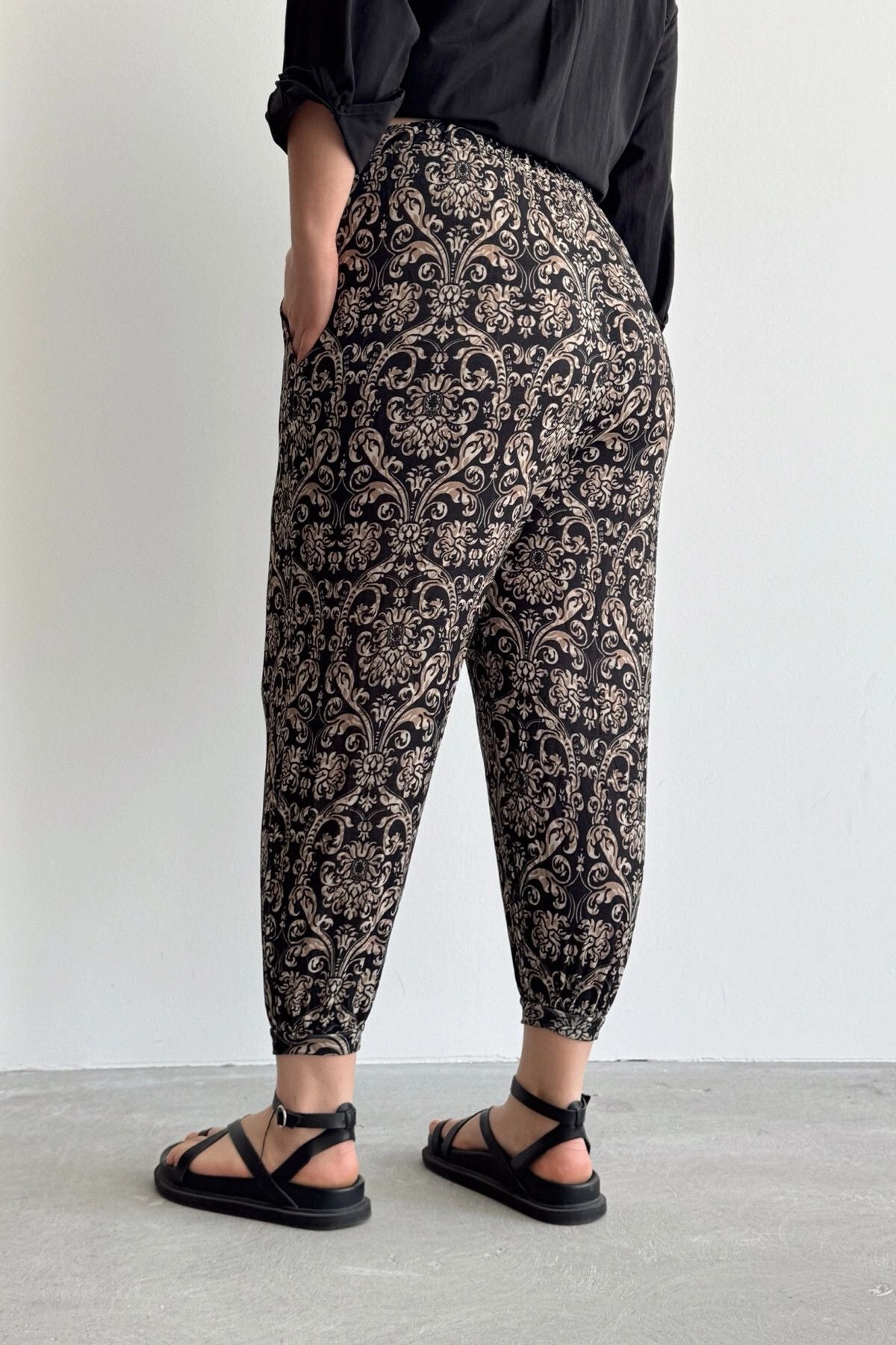 Büyük Beden Beli ve Paçası Lastikli Cepli Desenli Şalvar Pantolon 74-75