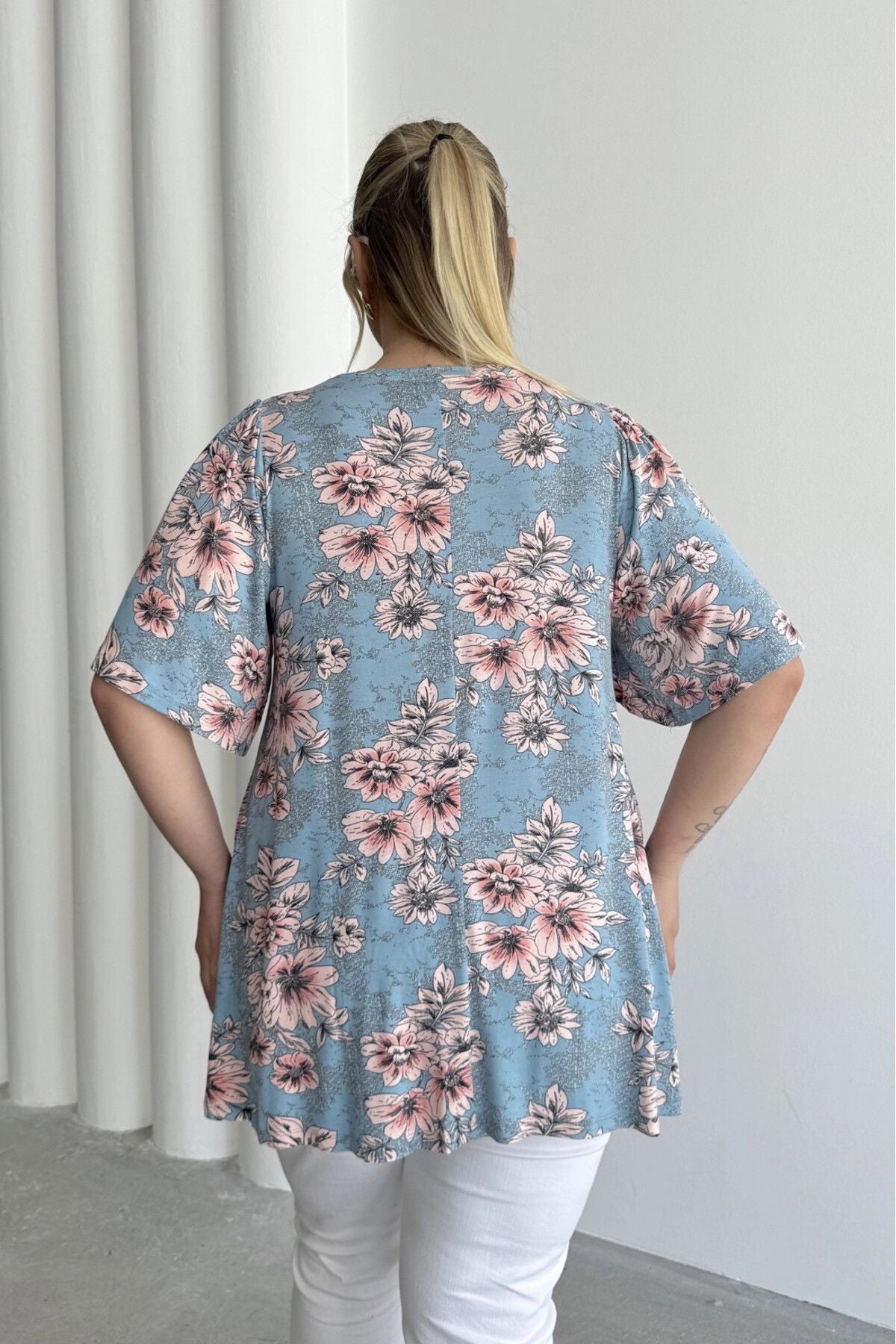 Büyük Beden V Yaka Kısa Kollu Eteği Bollaşan Desenli Bluz 101-44