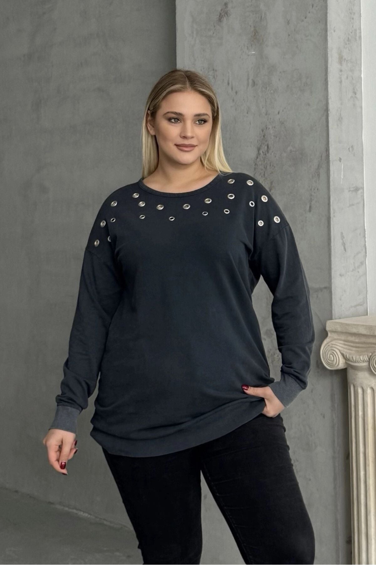 Büyük Beden Uzun Kollu Kuşgözü ve Sırt Dekolte Detaylı Sweatshirt 303870