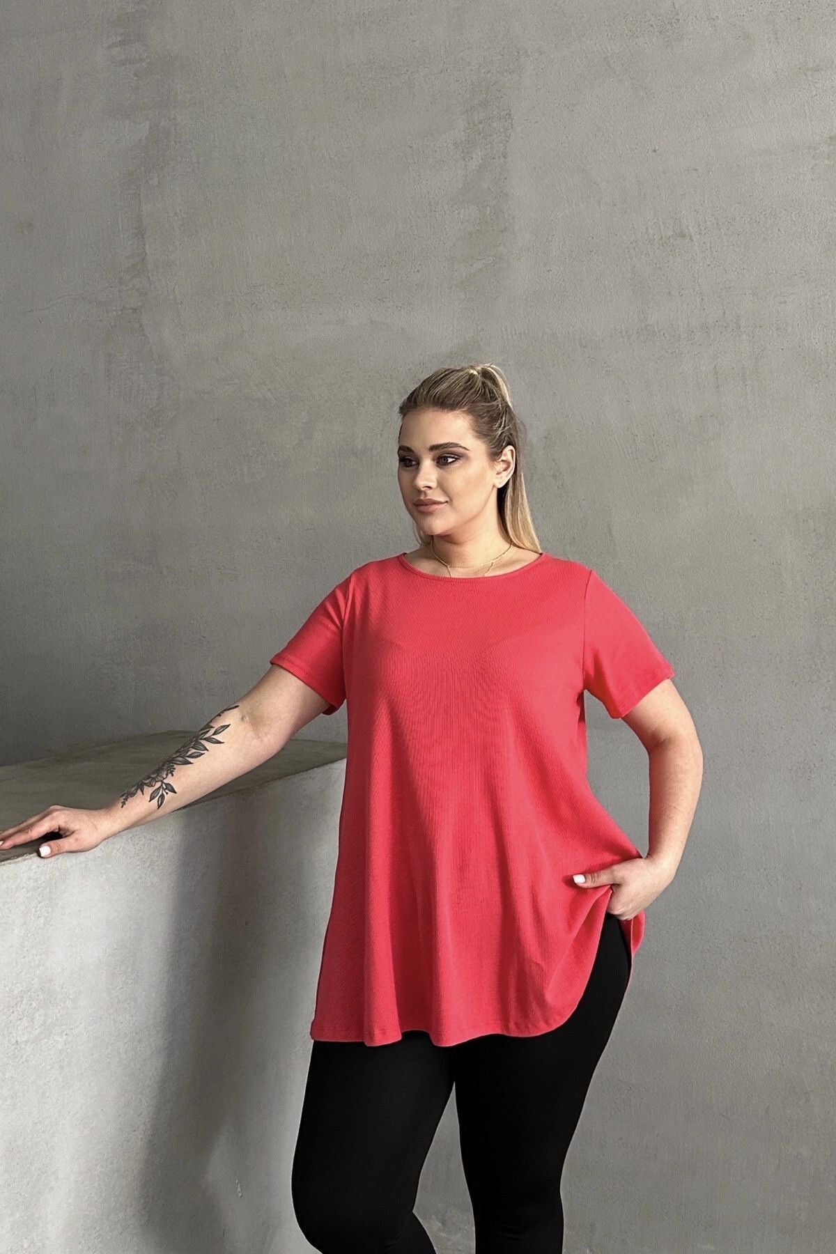 Büyük Beden Kısa Kollu Bisiklet Yaka Eteği Bollaşan Basic Bluz 100-50