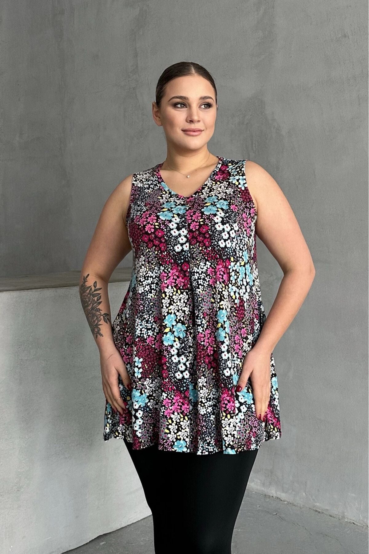 Büyük Beden V Yaka Sıfır Kol Çiçek Desenli Bluz 302261