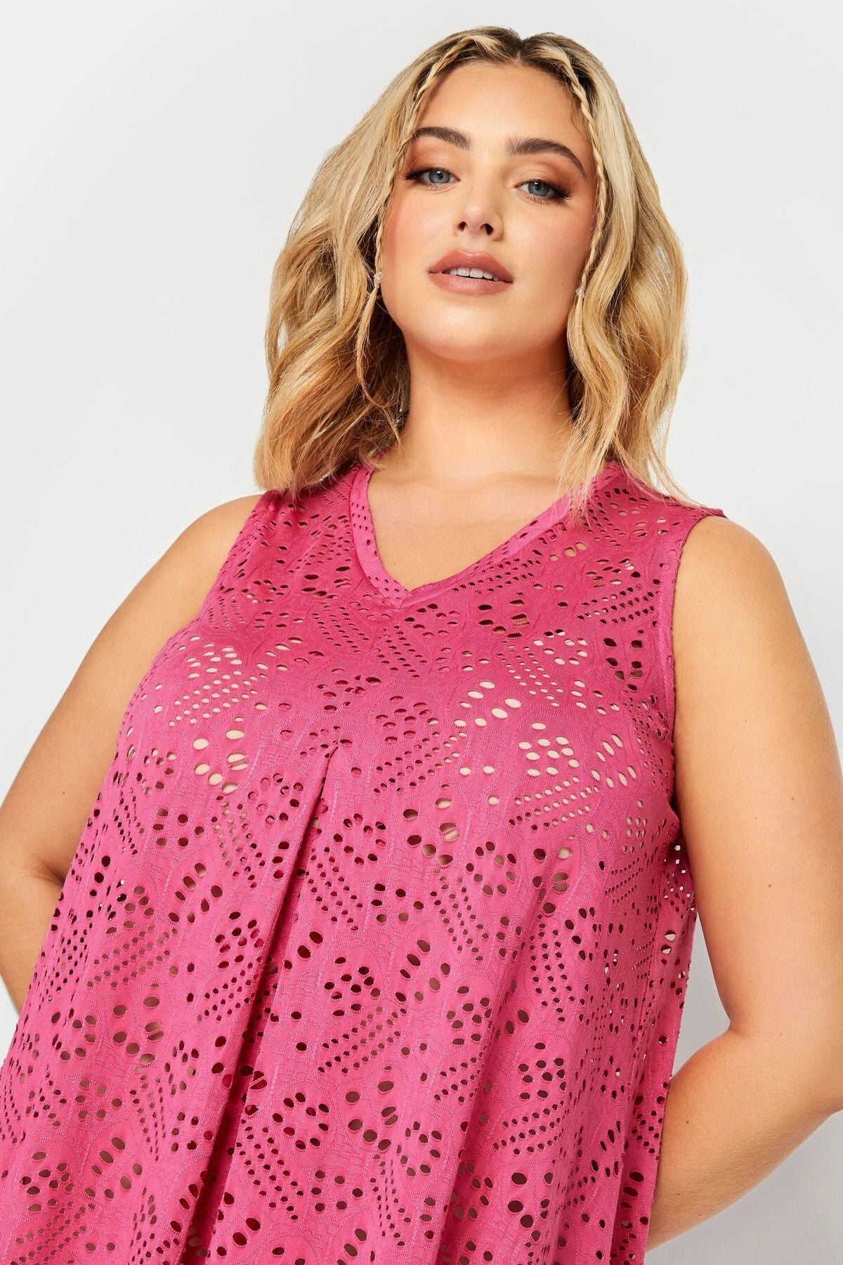 Büyük Beden V Yaka Dantel Detaylı Astarsız Kısa Kollu Bluz 302396