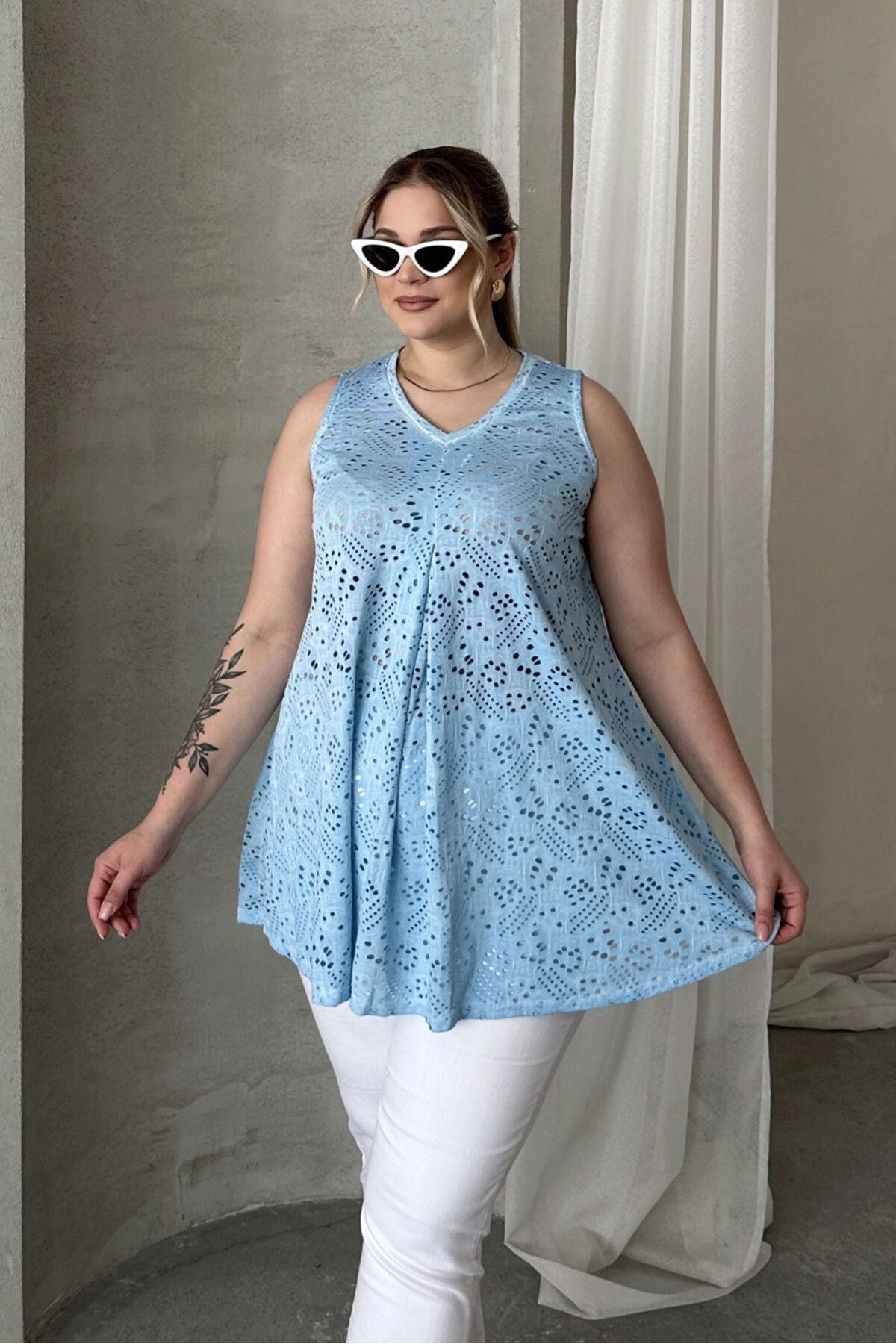 Büyük Beden V Yaka Sıfır Kol Dantel Detaylı Astarsız Bluz 302965