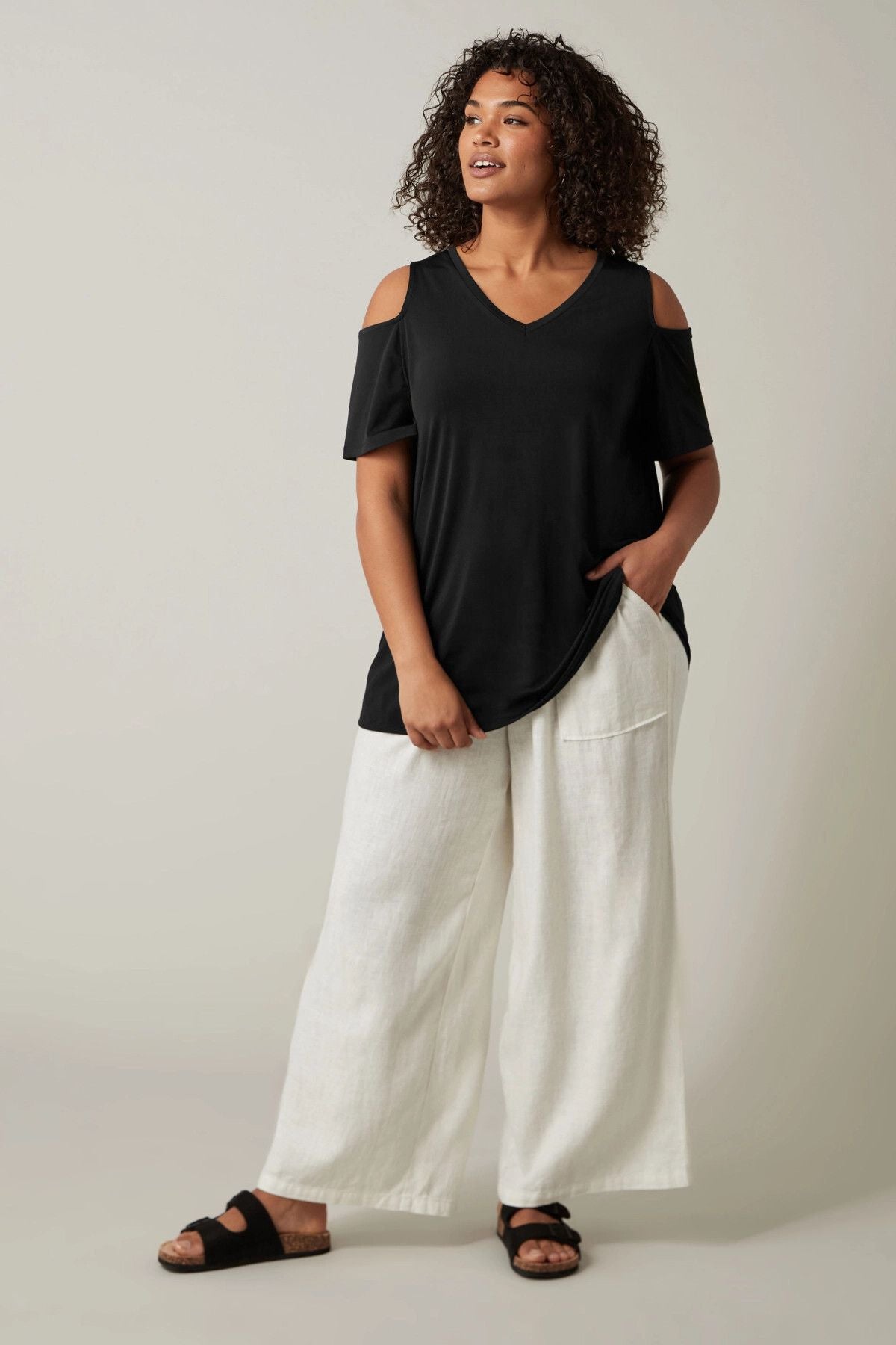 Büyük Beden V Yaka Omuz Detaylı Kısa Kollu Bluz 615387