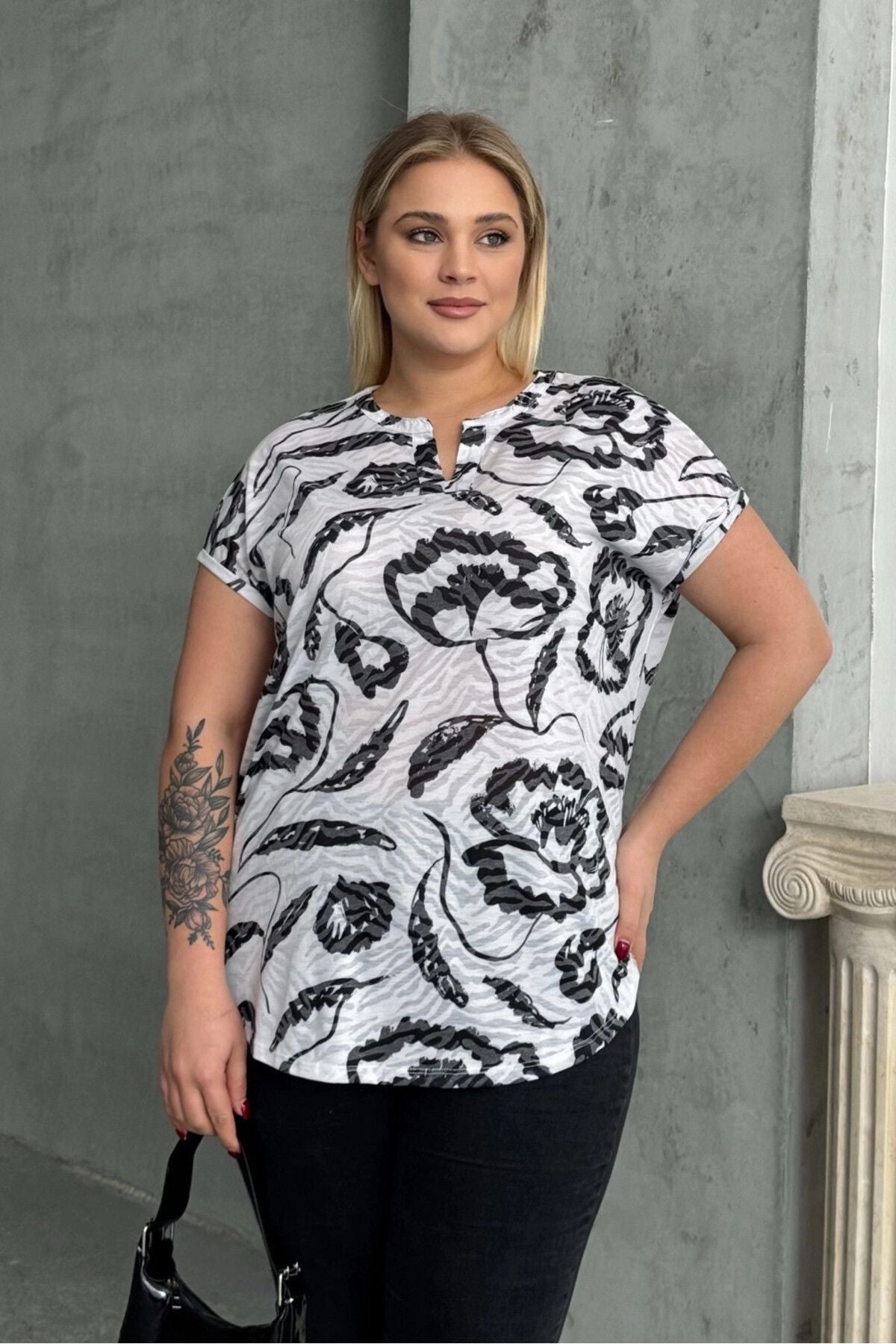 Büyük Beden Kısa Kollu V Yaka Desenli T-shirt 97-83