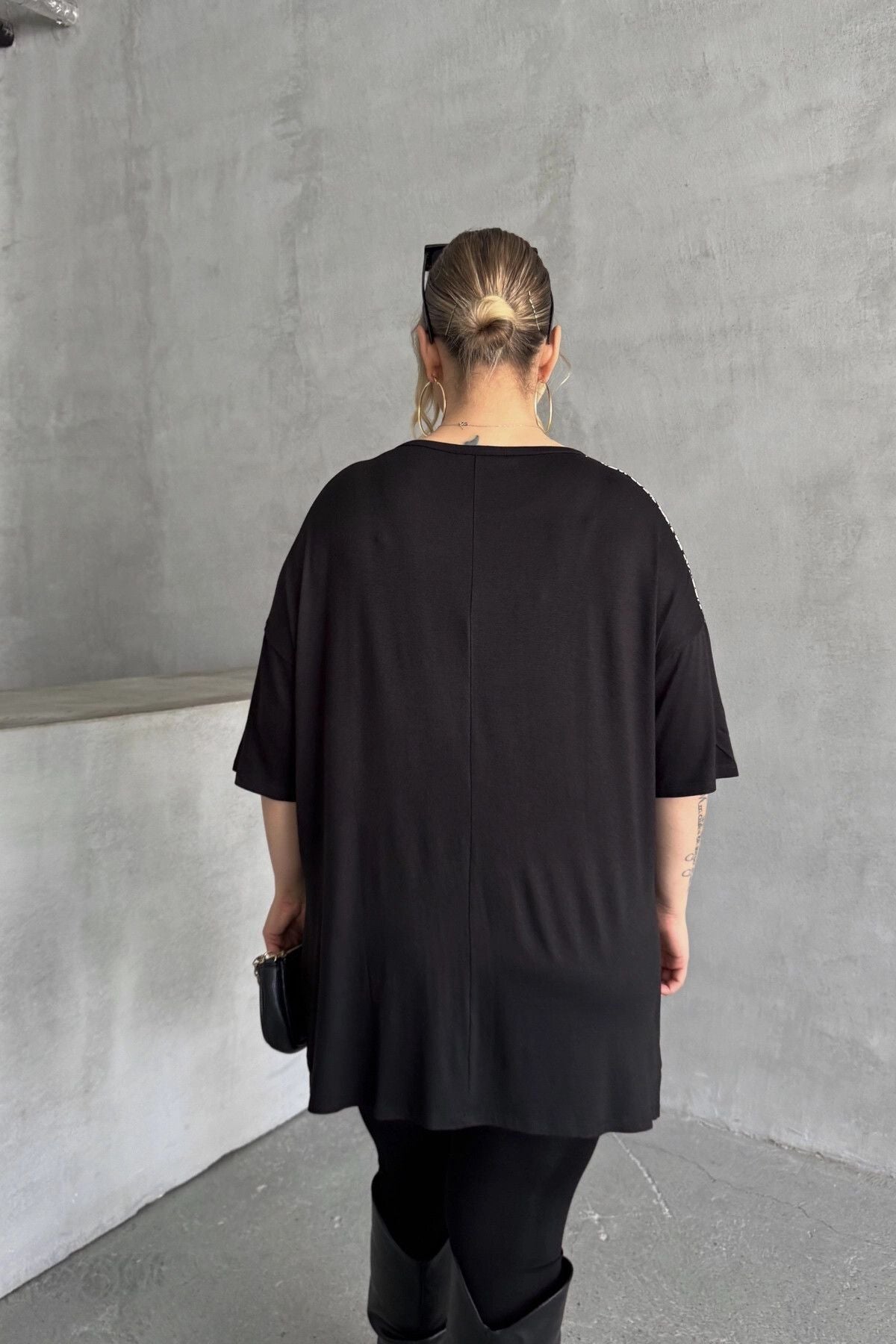 Büyük Beden Bisiklet Yaka Kısa Kollu Yırtmaç Detaylı Desenli Bluz 301623