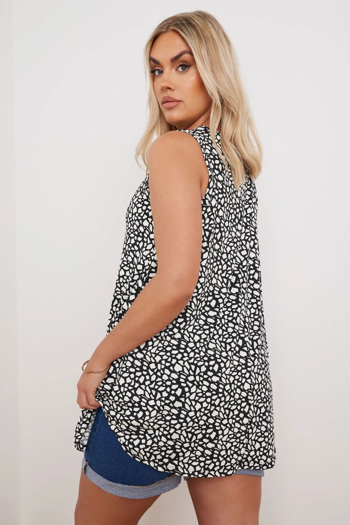 Büyük Beden V Yaka Sıfır Kol Eteği Bollaşan Desenli Bluz 304029