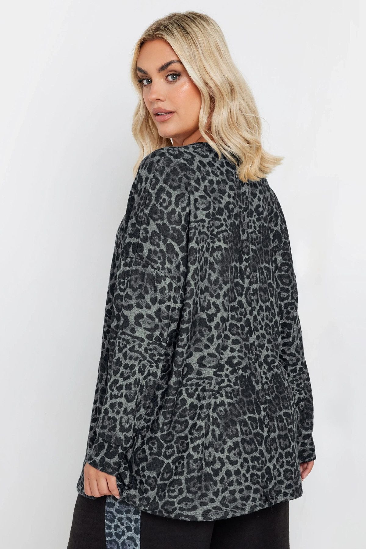 Büyük Beden Bisiklet Yaka Uzun Kollu Leopar Desenli Bluz 322186