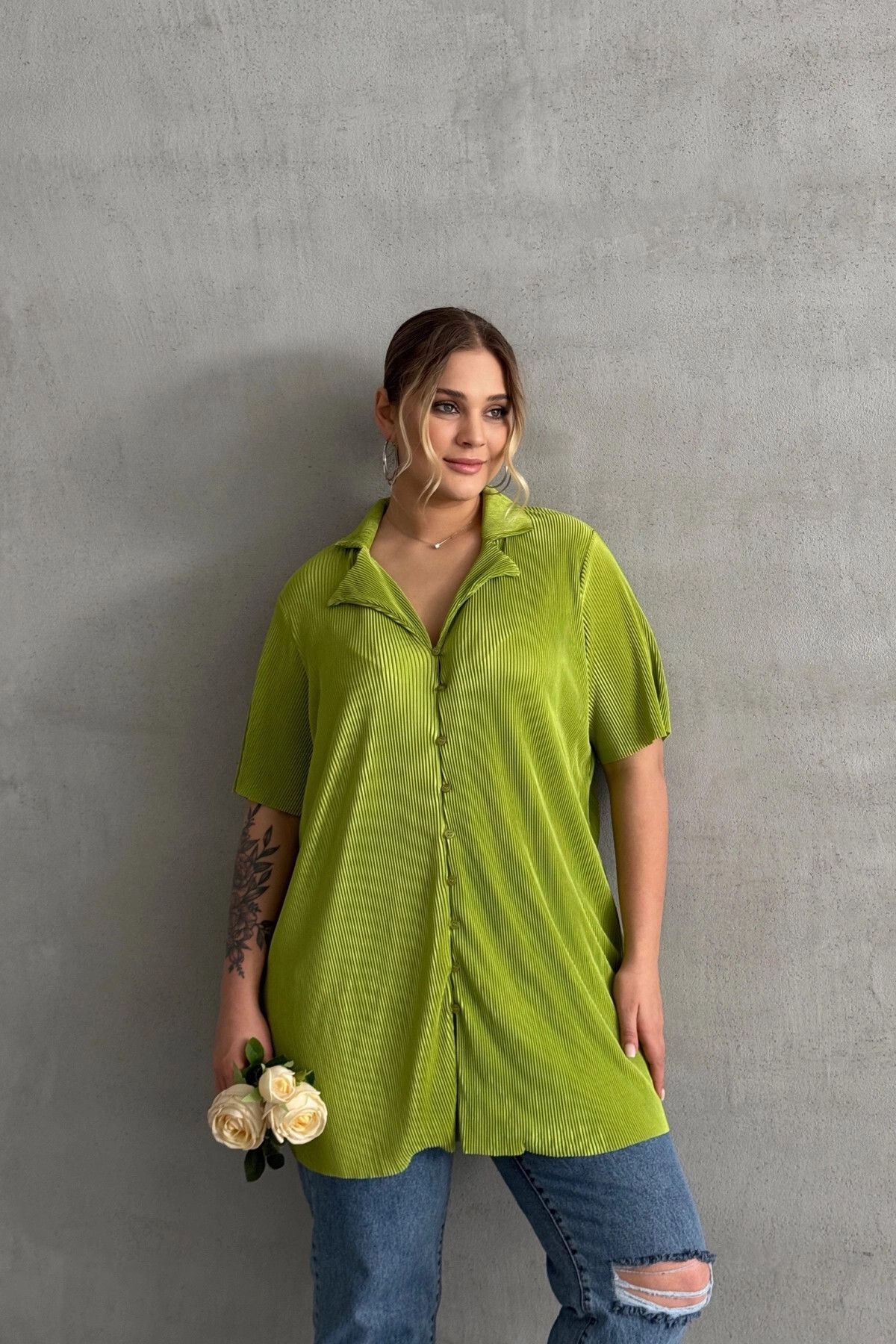 Büyük Beden Kısa Kollu Önü Düğmeli Fitilli İnce Gömlek 300738