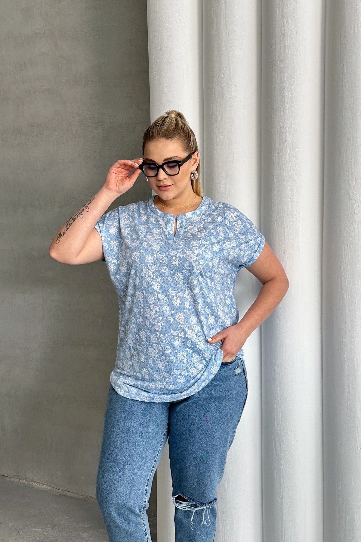 Büyük Beden Kısa Kollu Çentik V Yaka Desenli Bluz 97-79