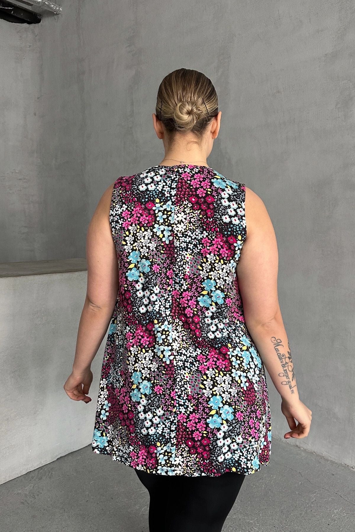 Büyük Beden V Yaka Sıfır Kol Çiçek Desenli Bluz 302261