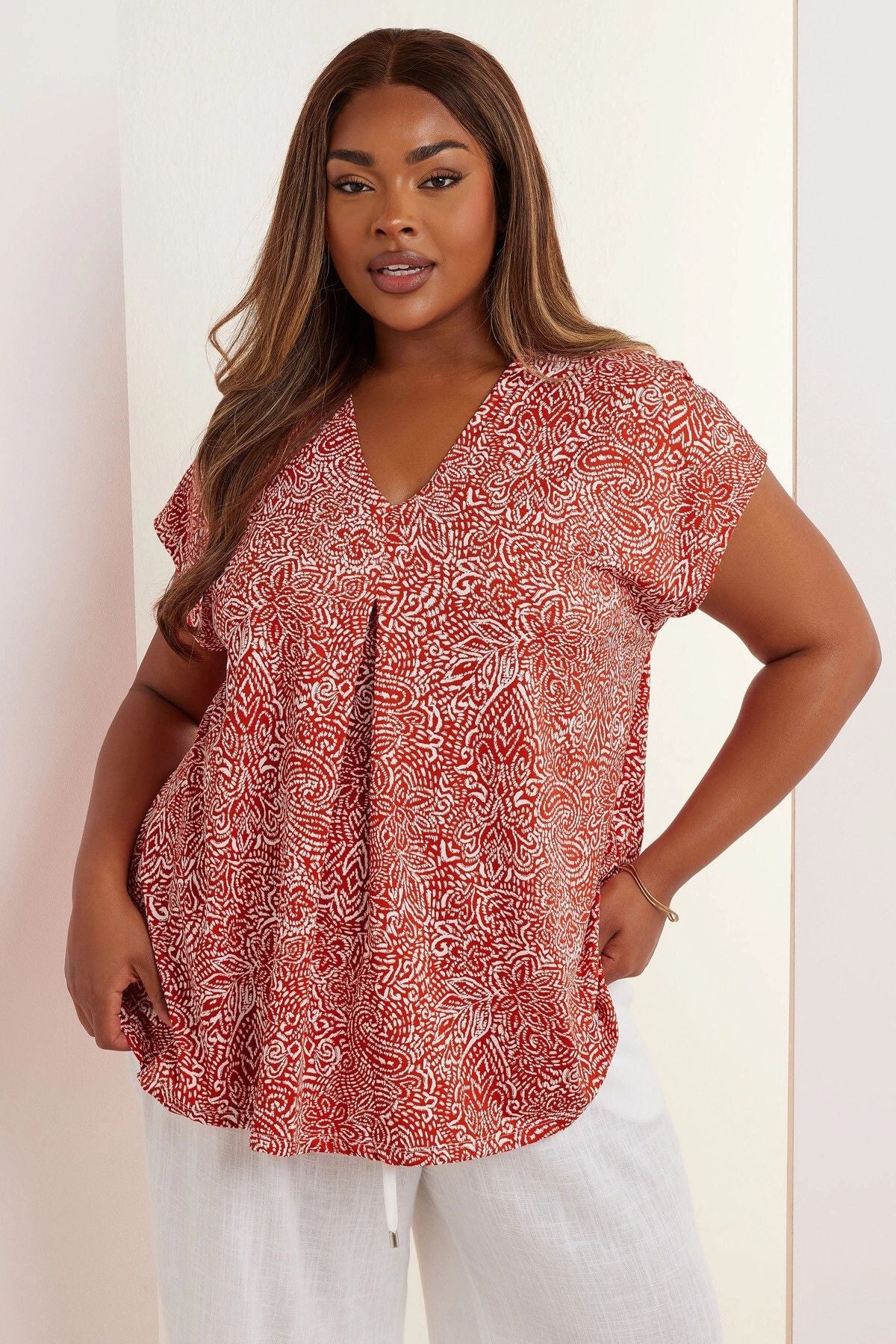 Büyük Beden V Yaka Çiçek Desenli Kısa Kollu T-shirt 322657