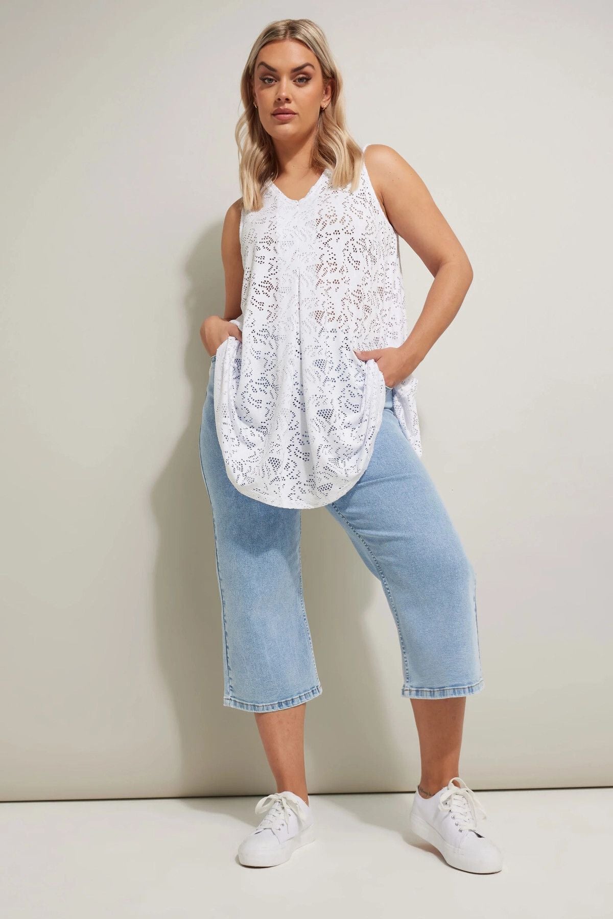 Büyük Beden V Yaka Sıfır Kol Astarsız Dantel Bluz 304098