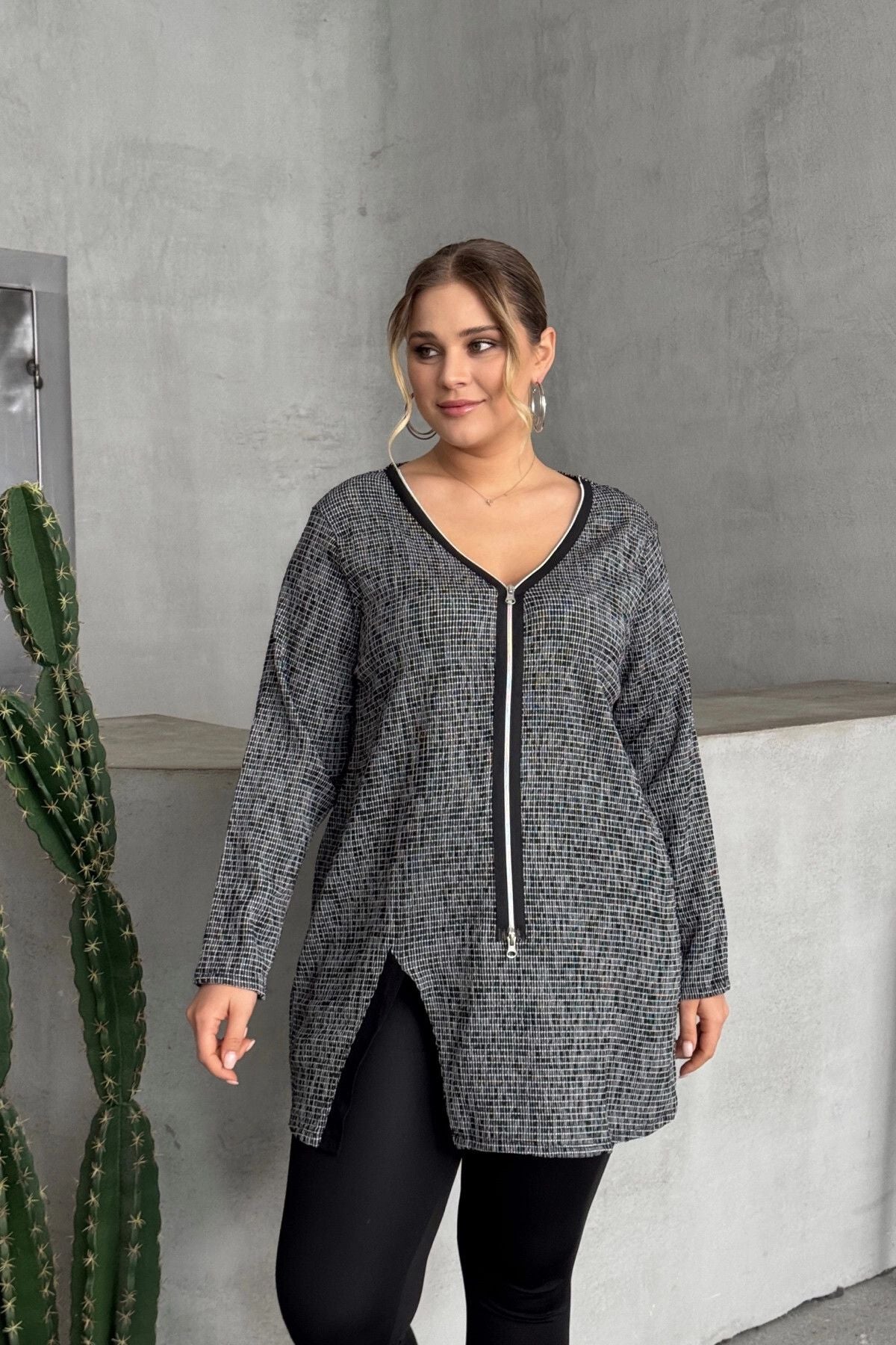 Büyük Beden V Yaka Önü Fermuarlı Yırtmaç Detaylı Bluz 173658