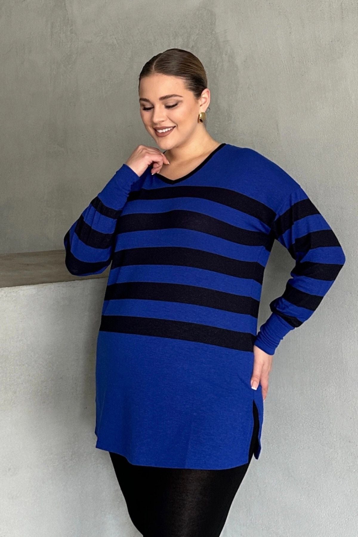 Büyük Beden V Yaka Çizgili Yırtmaç Detaylı İnce Kumaşlı Uzun Bluz 301567