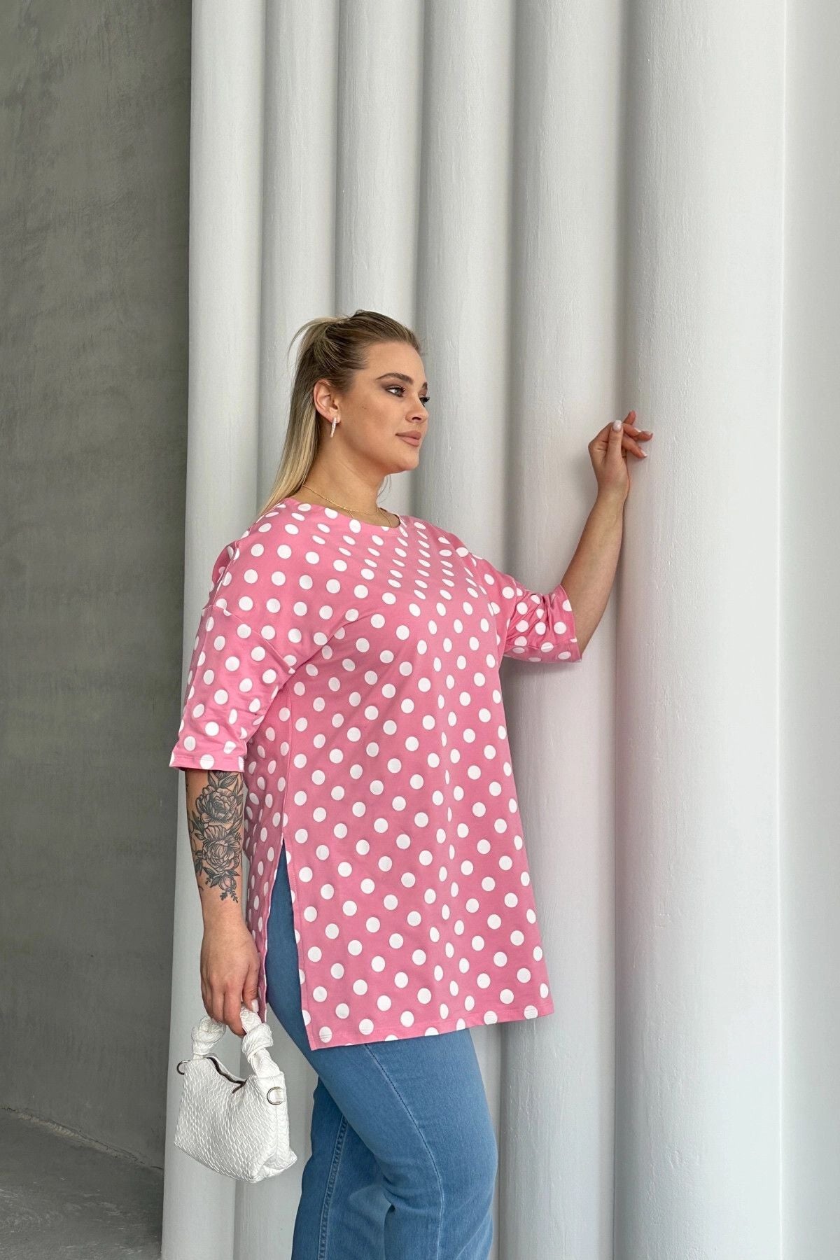 Büyük Beden Kısa Kollu Bisiklet Yaka Yanları Yırtmaçlı Puantiyeli Bluz 98-55