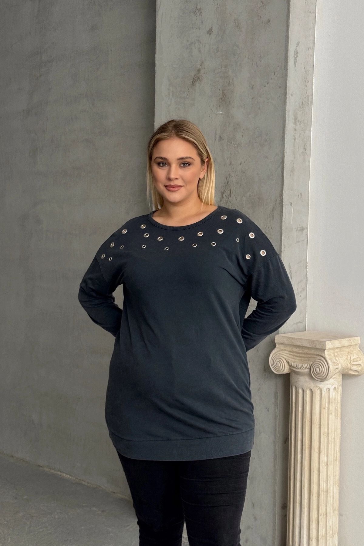 Büyük Beden Uzun Kollu Kuşgözü ve Sırt Dekolte Detaylı Sweatshirt 303870