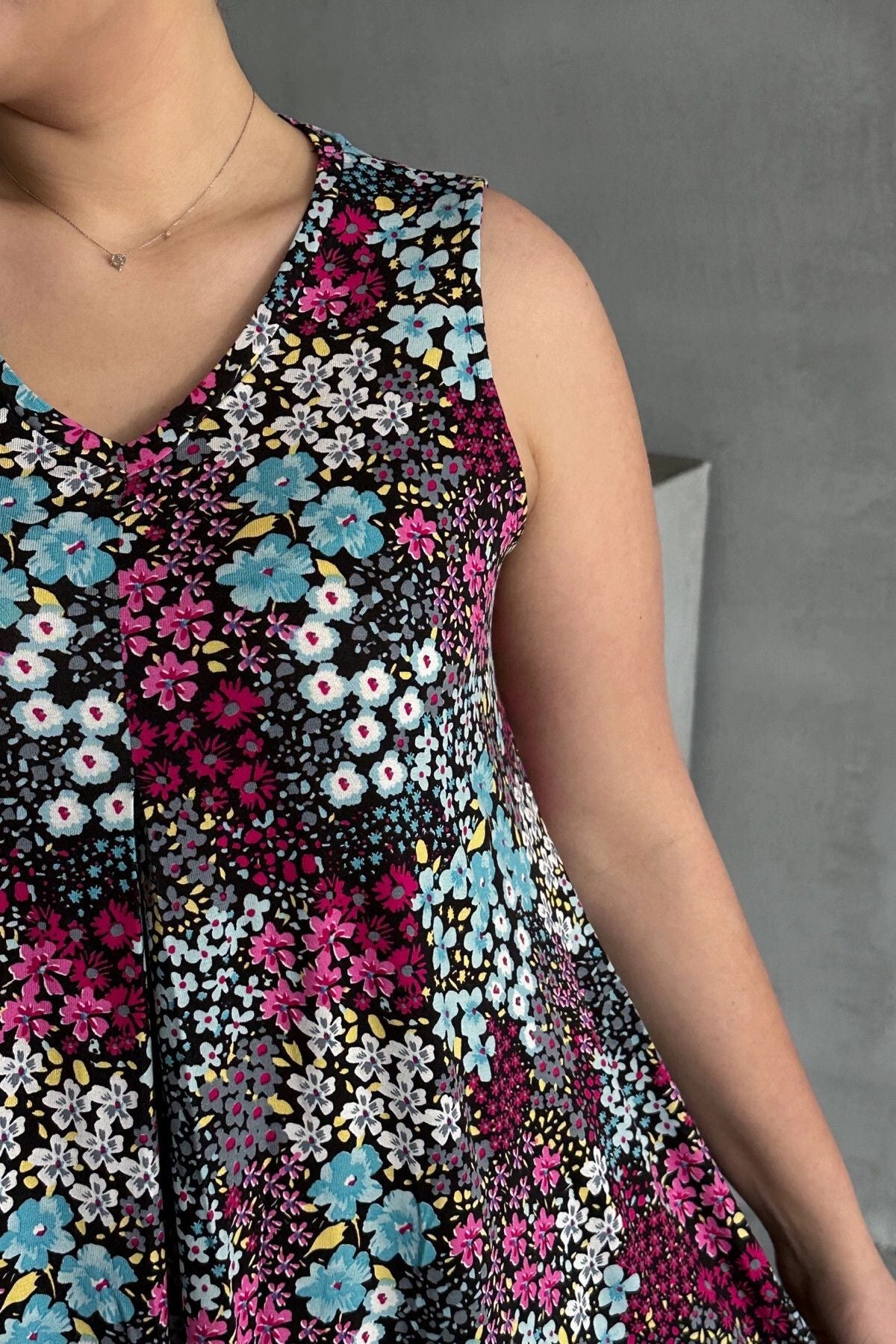 Büyük Beden V Yaka Sıfır Kol Çiçek Desenli Bluz 302261