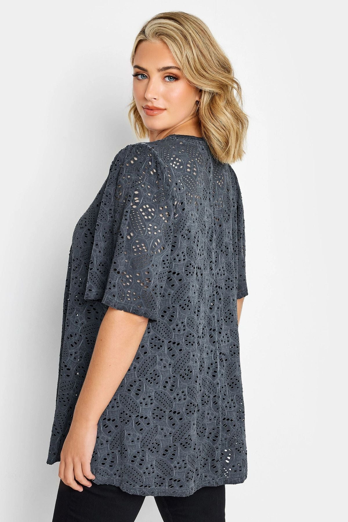 Büyük Beden Dantel Detaylı V Yaka Yarım Kollu Astarsız Bluz 302489