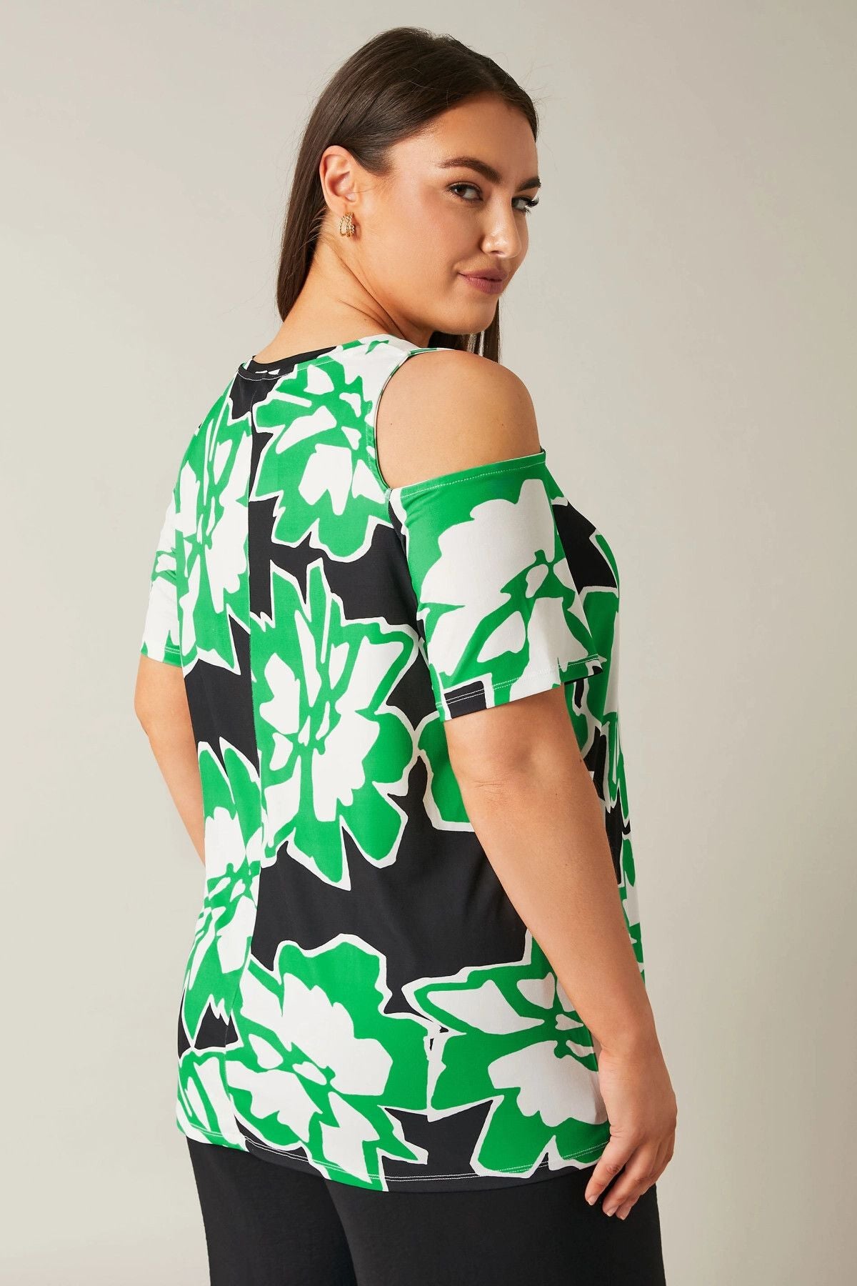 Büyük Beden Açık Omuz Detaylı V Yaka Kısa Kollu Desenli Bluz 615404