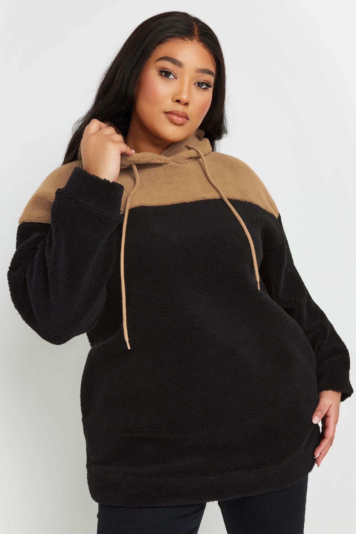 Büyük Beden Uzun Kollu Kapüşonlu ve Cepli Peluş Sweatshirt 303796