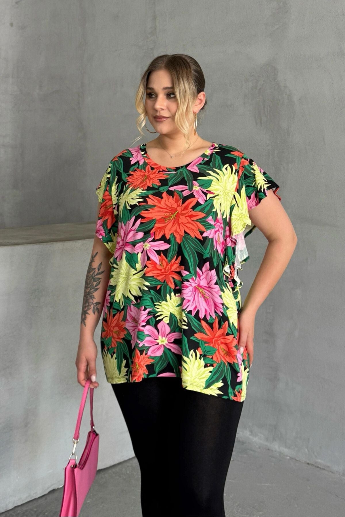 Büyük Beden Bisiklet Yaka Kolları Fırfır Detaylı Çiçek Desenli Bluz 1060