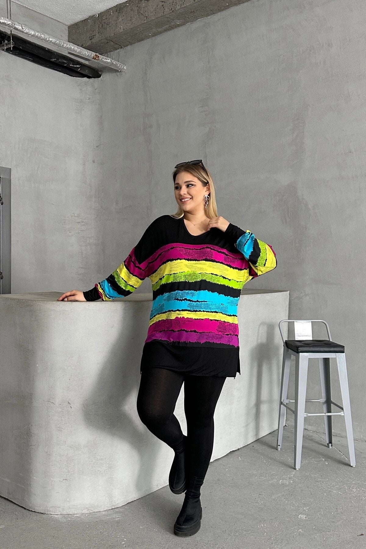 Büyük Beden V Yaka Çizgili Yanları Yırtmaçlı Uzun Kollu Bluz 302014