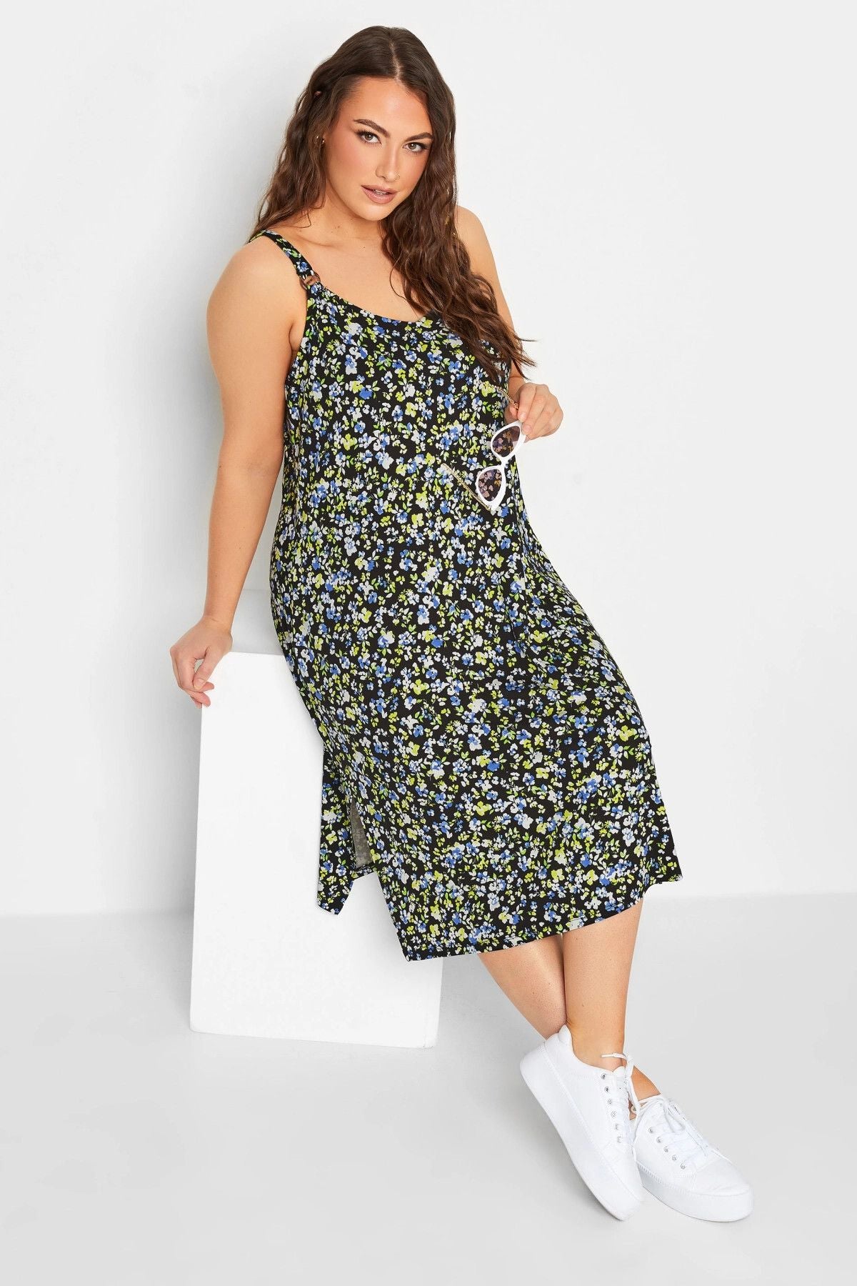 Büyük Beden Yırtmaç Detaylı Çiçek Desenli Askılı Elbise 302296