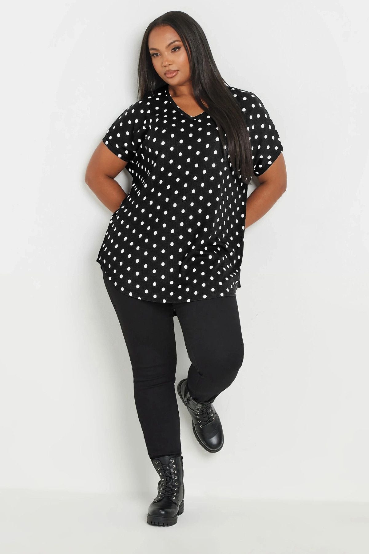 Büyük Beden Kısa Kollu V Yaka Puantiyeli Bluz 303497