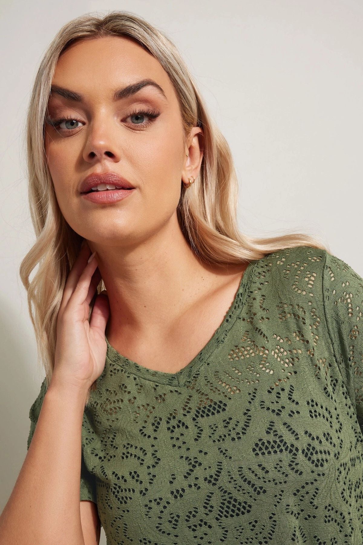 Büyük Beden V Yaka Kolsuz Astarsız Dantel T-shirt 304091