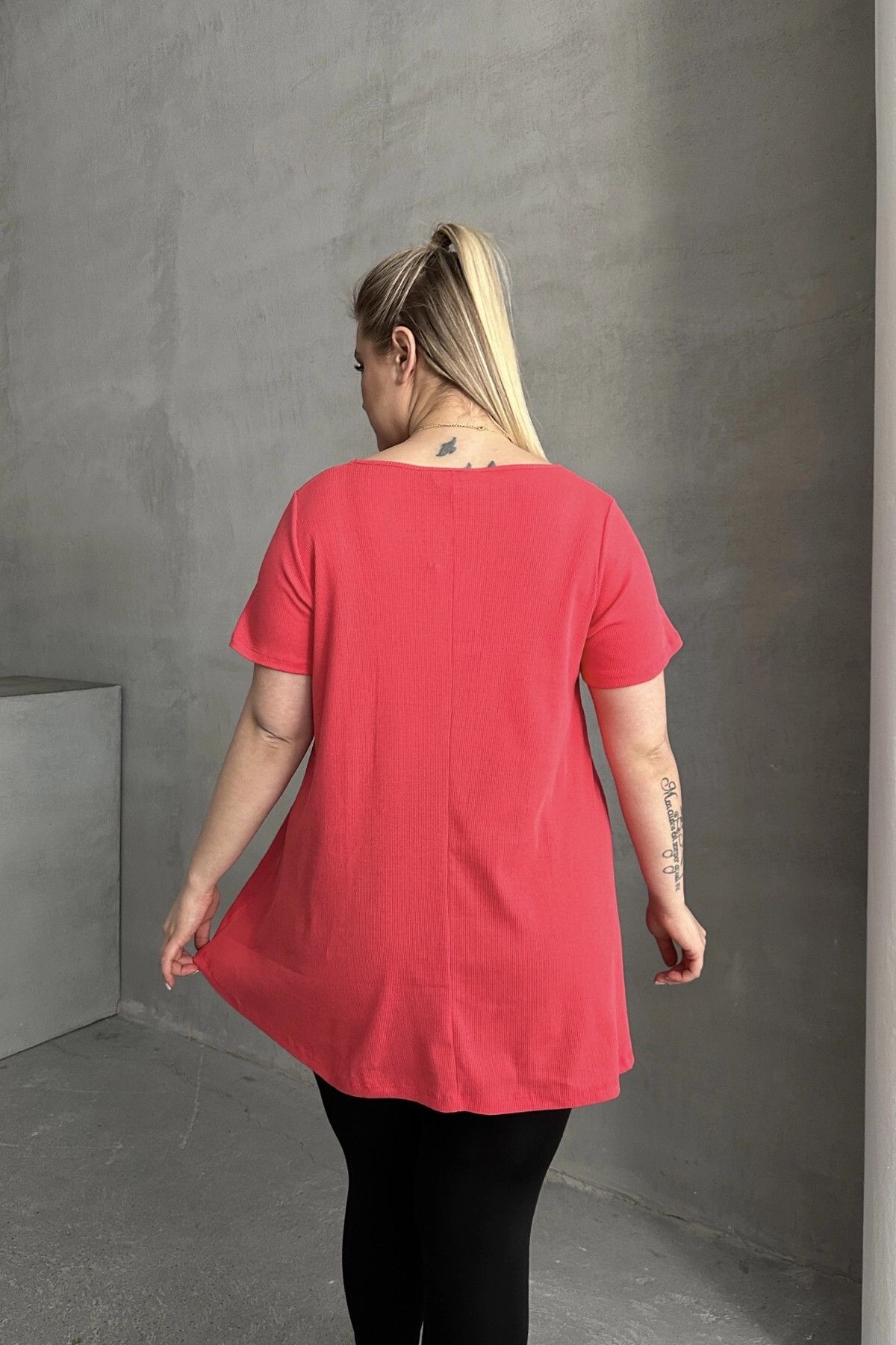 Büyük Beden Kısa Kollu Bisiklet Yaka Eteği Bollaşan Basic Bluz 100-50