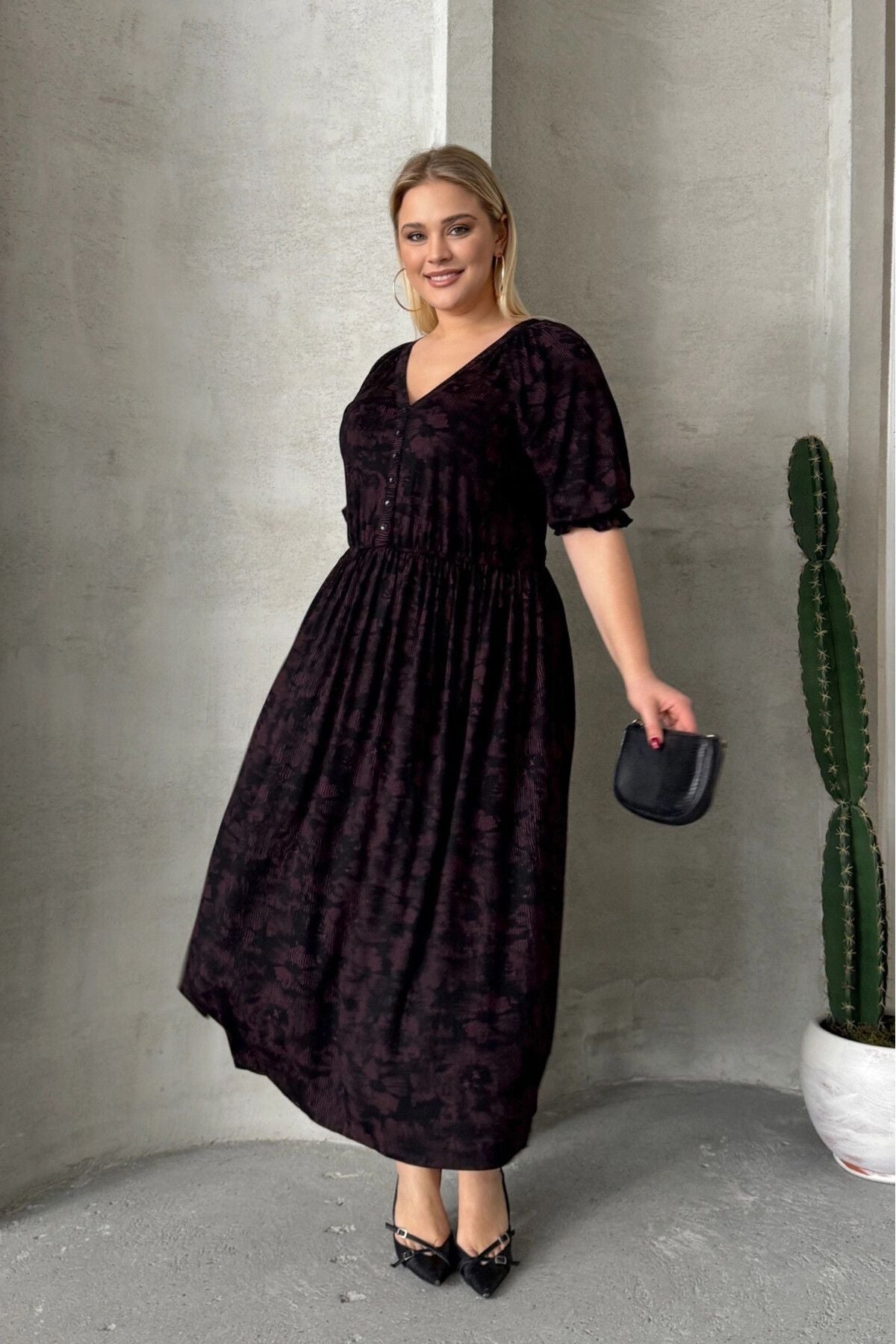 Büyük Beden Kısa Kollu V Yaka Önü Düğmeli Beli Lastikli Elbise 303699