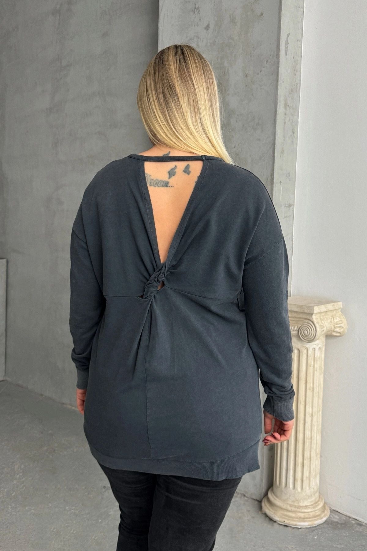 Büyük Beden Uzun Kollu Kuşgözü ve Sırt Dekolte Detaylı Sweatshirt 303870