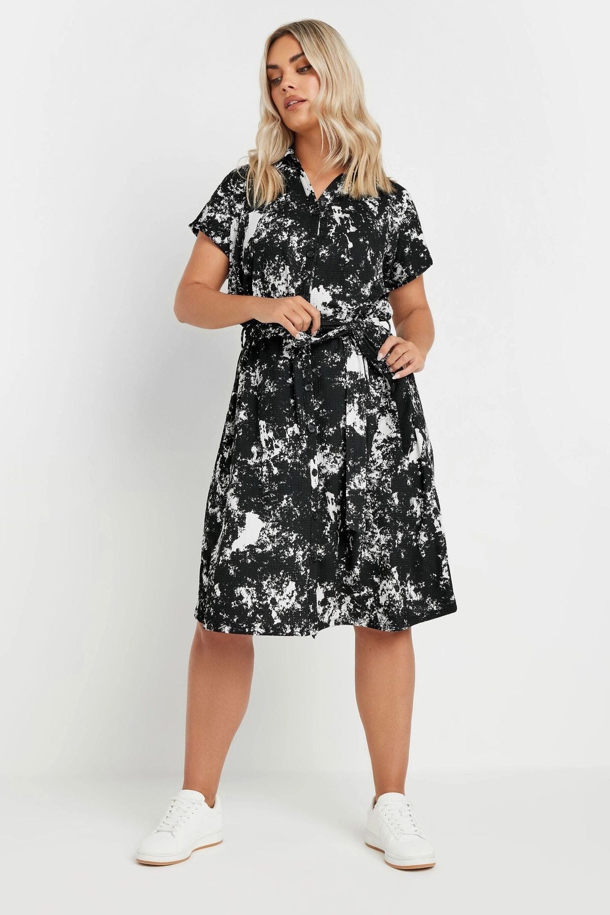 Büyük Beden Soyut Desenli Önü Düğmeli Kuşaklı Midi Boy Elbise 303330