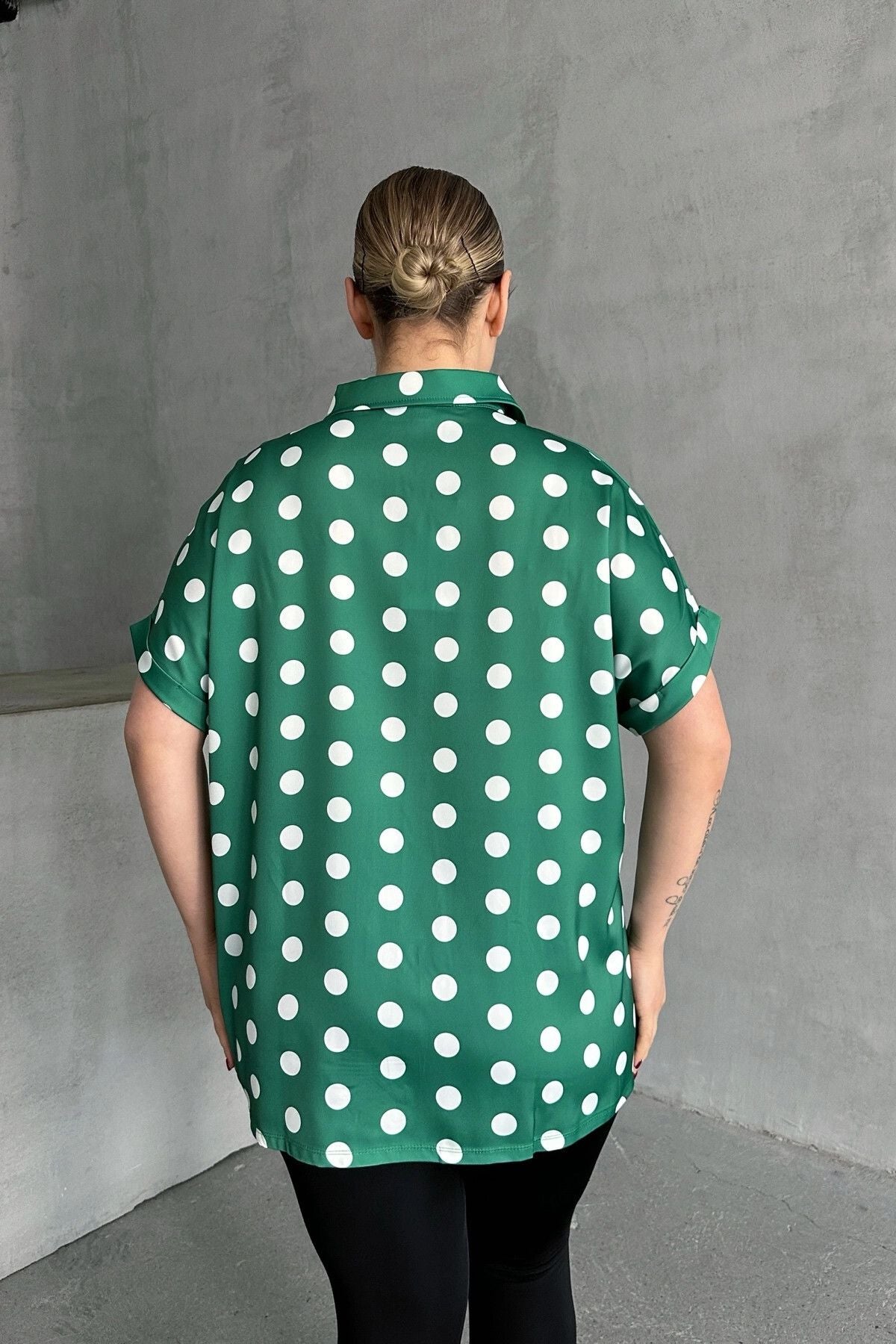 Büyük Beden Önü Düğmeli Kısa Kollu Puantiye Desenli Gömlek 303461