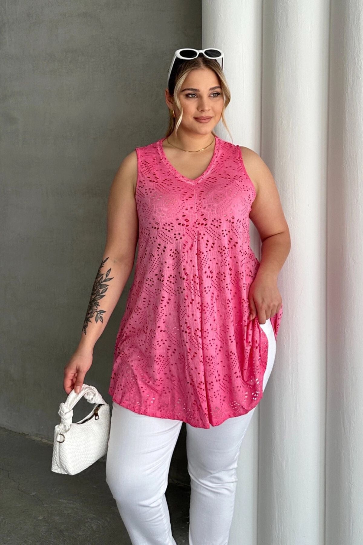 Büyük Beden V Yaka Sıfır Kol Dantel Detaylı Astarsız Bluz 302967