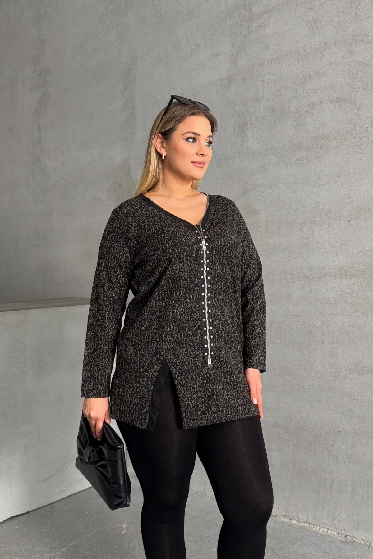 Büyük Beden V Yaka Önü Fermuarlı Yırtmaç Detaylı Leopar Desenli Bluz 173672
