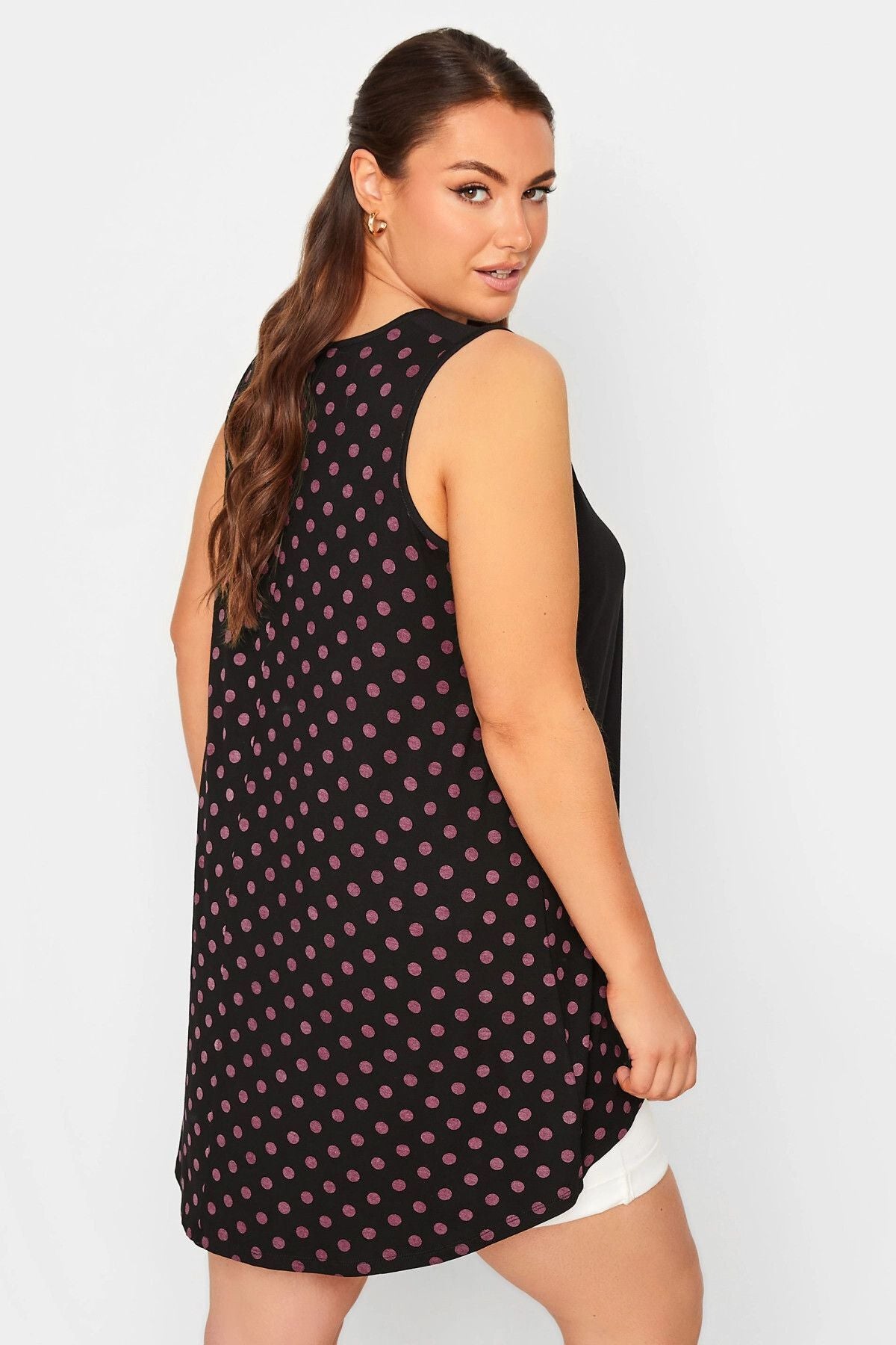 Büyük Beden Sırtı Puantiyeli Asimetrik Kesim Sıfır Kol Bluz 302248