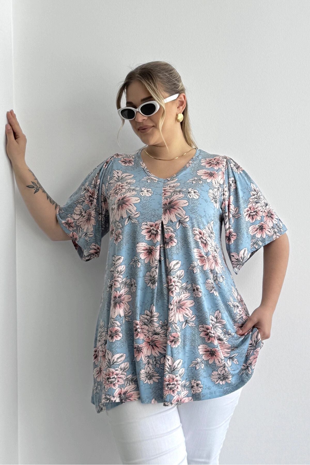 Büyük Beden V Yaka Kısa Kollu Eteği Bollaşan Desenli Bluz 101-44