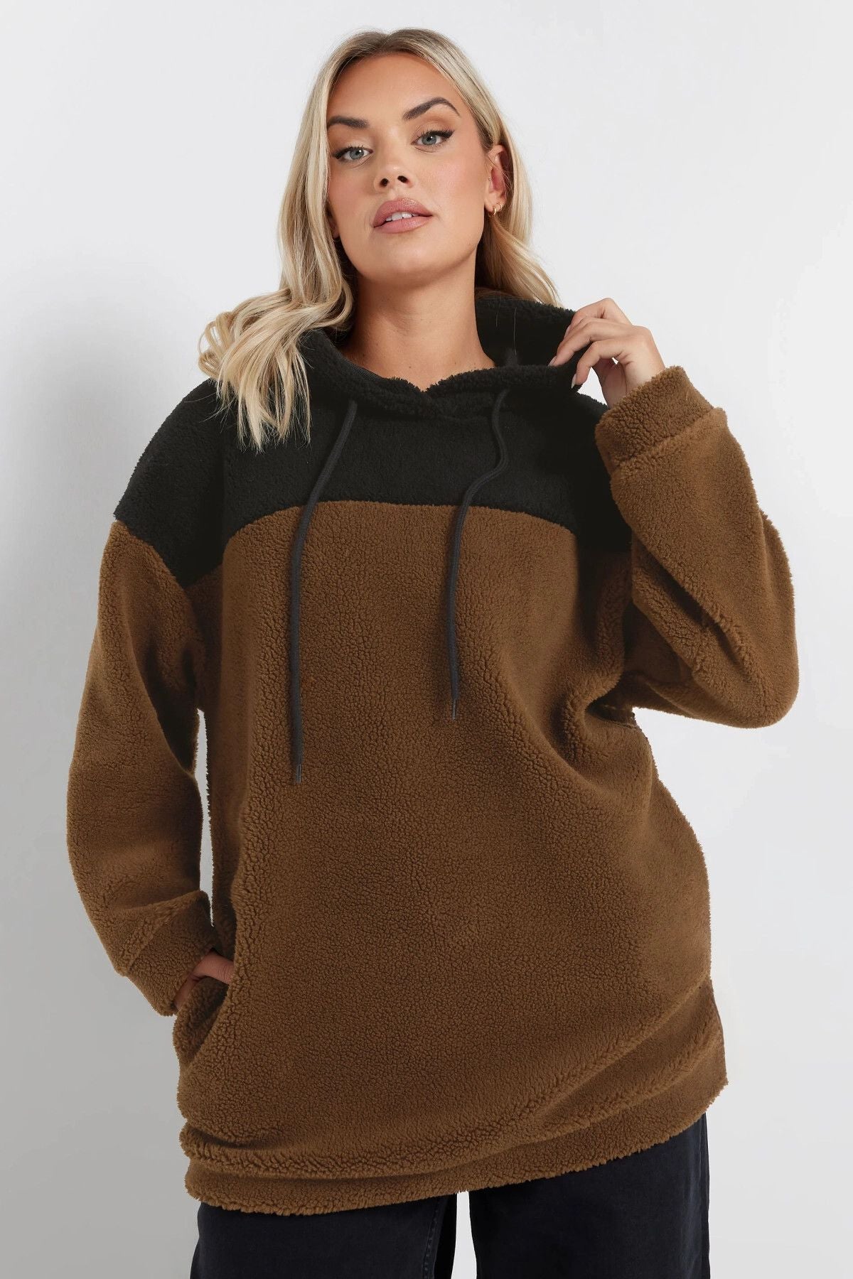 Büyük Beden Uzun Kollu Kapüşonlu ve Cepli Peluş Sweatshirt 303794