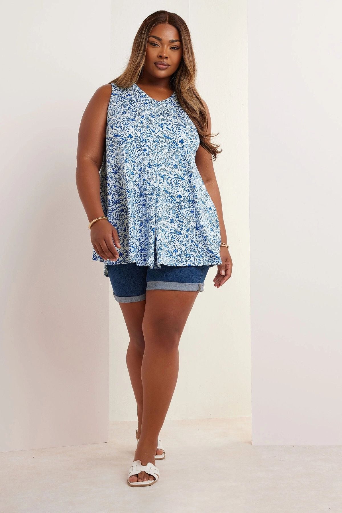 Büyük Beden V Yaka Önü Pileli Kolsuz Çiçek Desenli T-shirt 322684