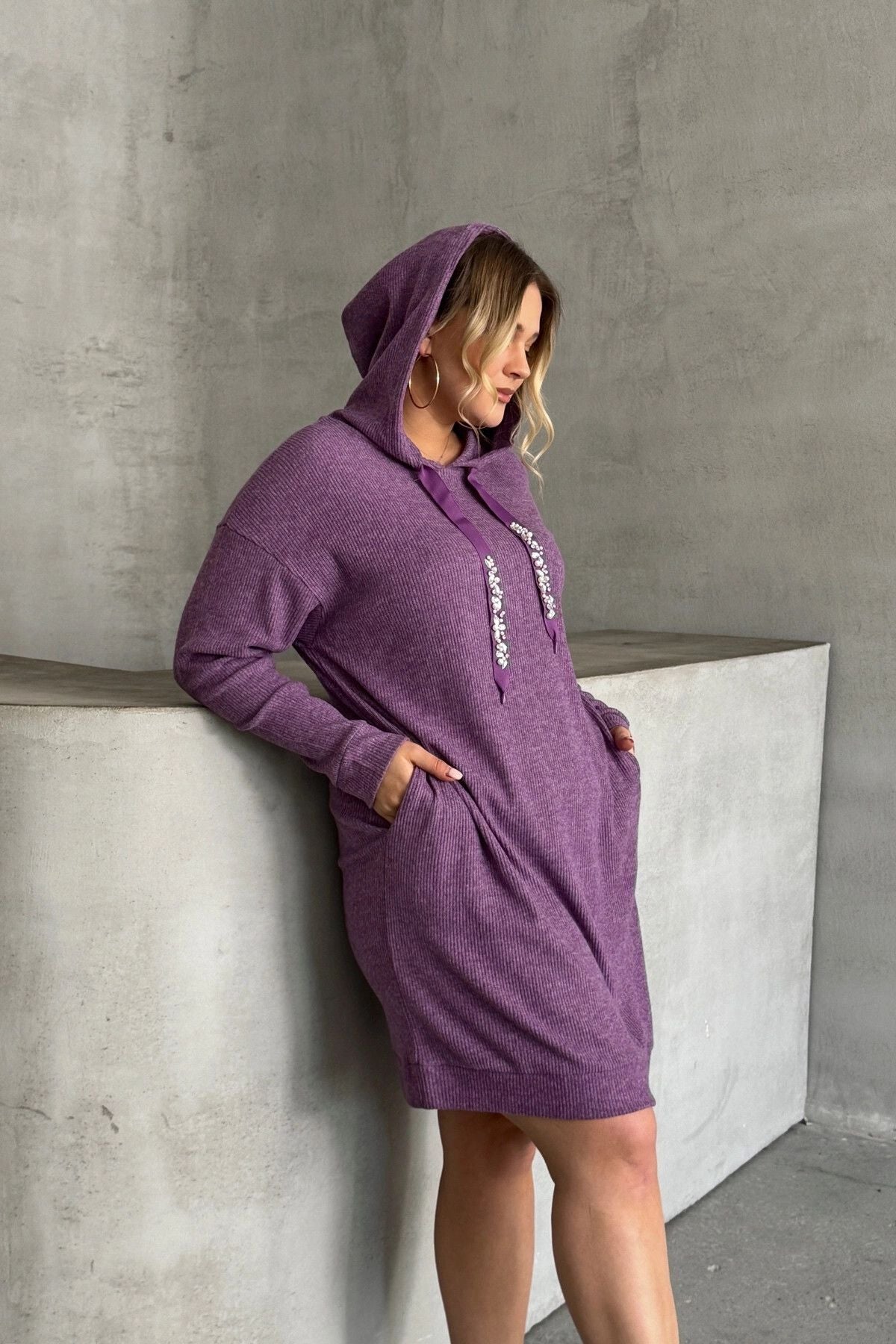 Büyük Beden Kapüşonlu Boncuk İşlemeli Cepli Sweat Elbise 301802