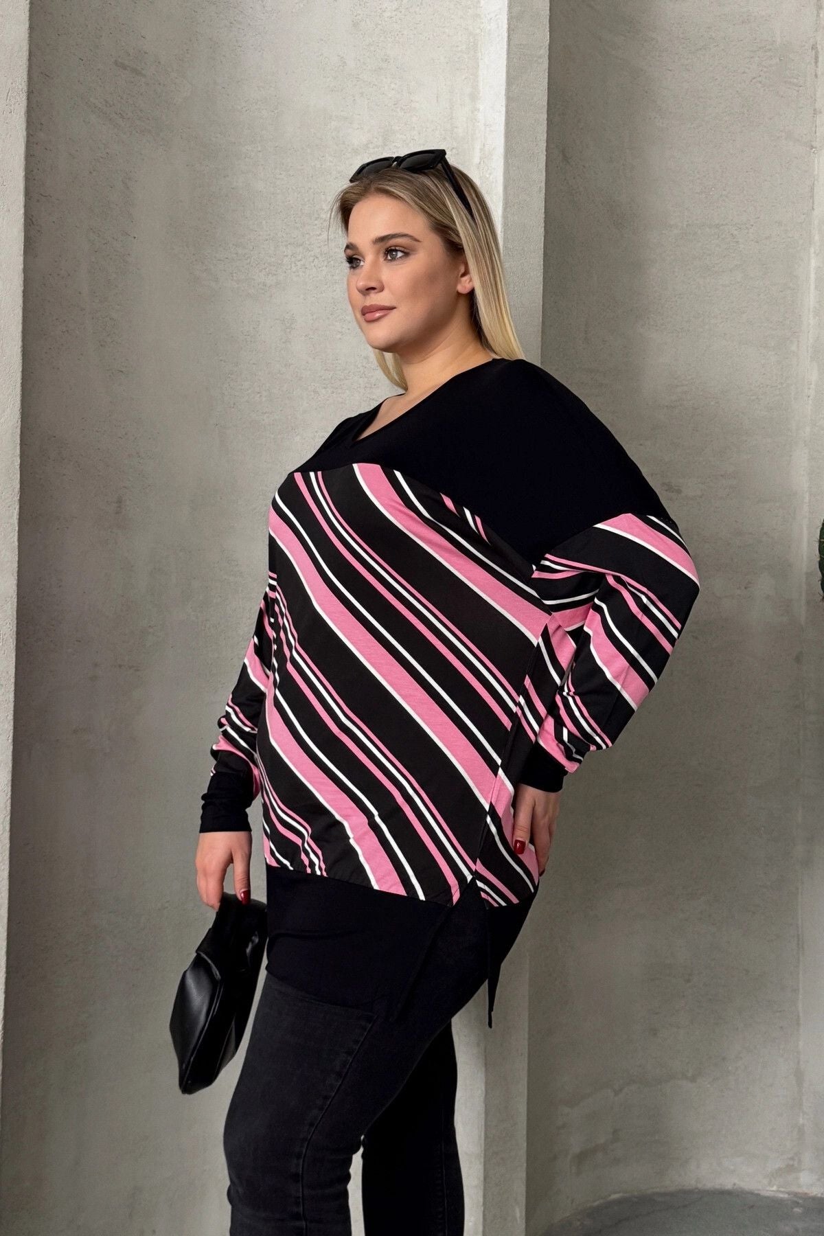 Büyük Beden V Yaka Uzun Kollu Bileği Lastikli Yırtmaçlı Bluz 303086