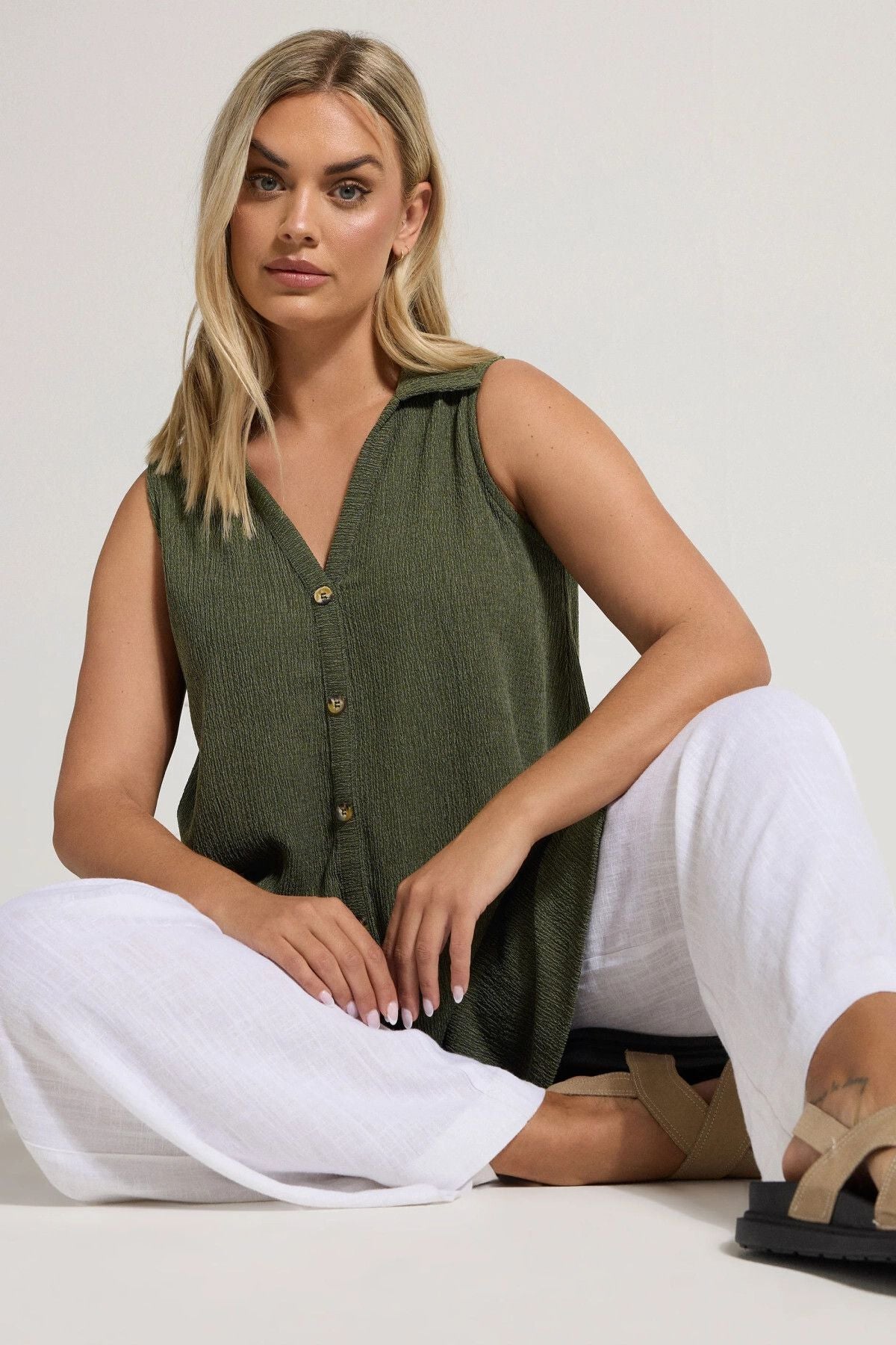 Büyük Beden V Yaka Sıfır Kol Önü Düğmeli Esnek Gömlek 322691