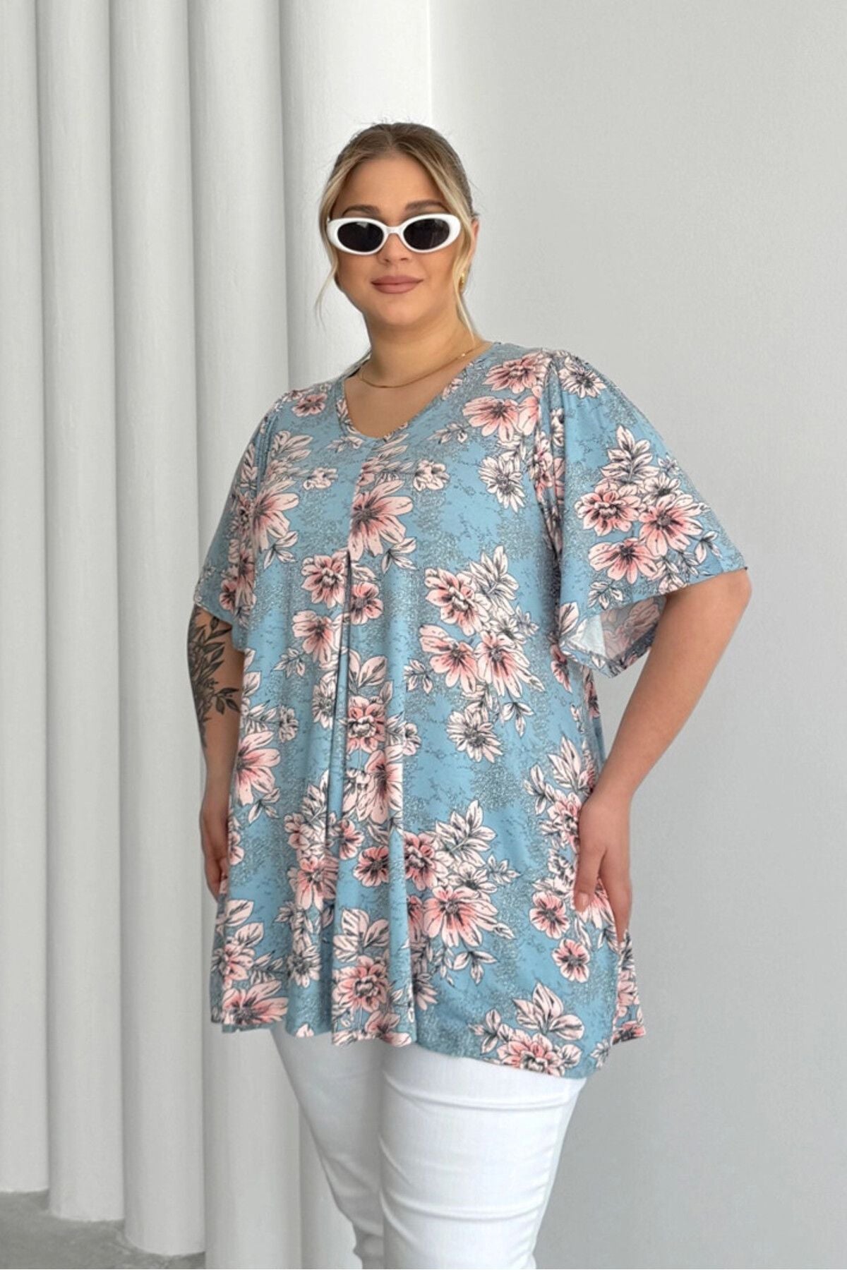 Büyük Beden V Yaka Kısa Kollu Eteği Bollaşan Desenli Bluz 101-44