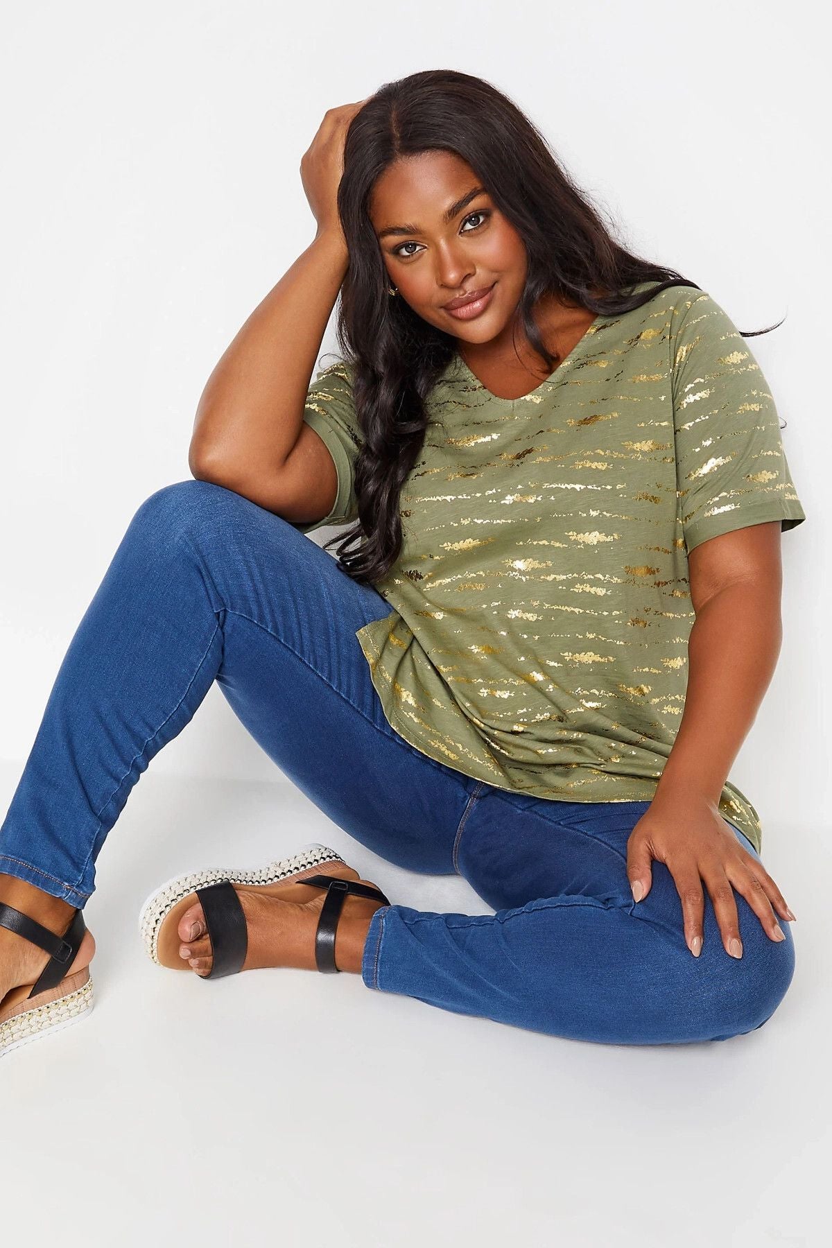 Büyük Beden V Yaka Kısa Kollu Metalik Desenli T-shirt 303090