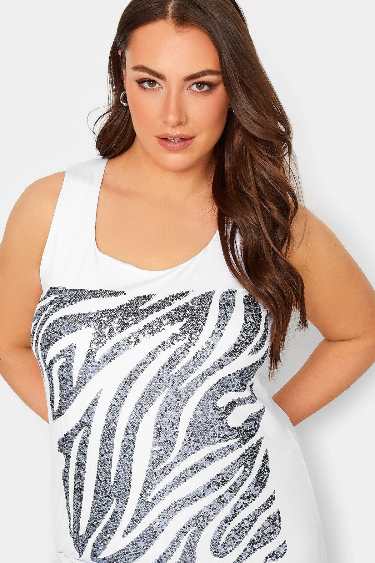 Büyük Beden Sıfır Kol Payet İşlemeli Açık Yaka Bluz 302089