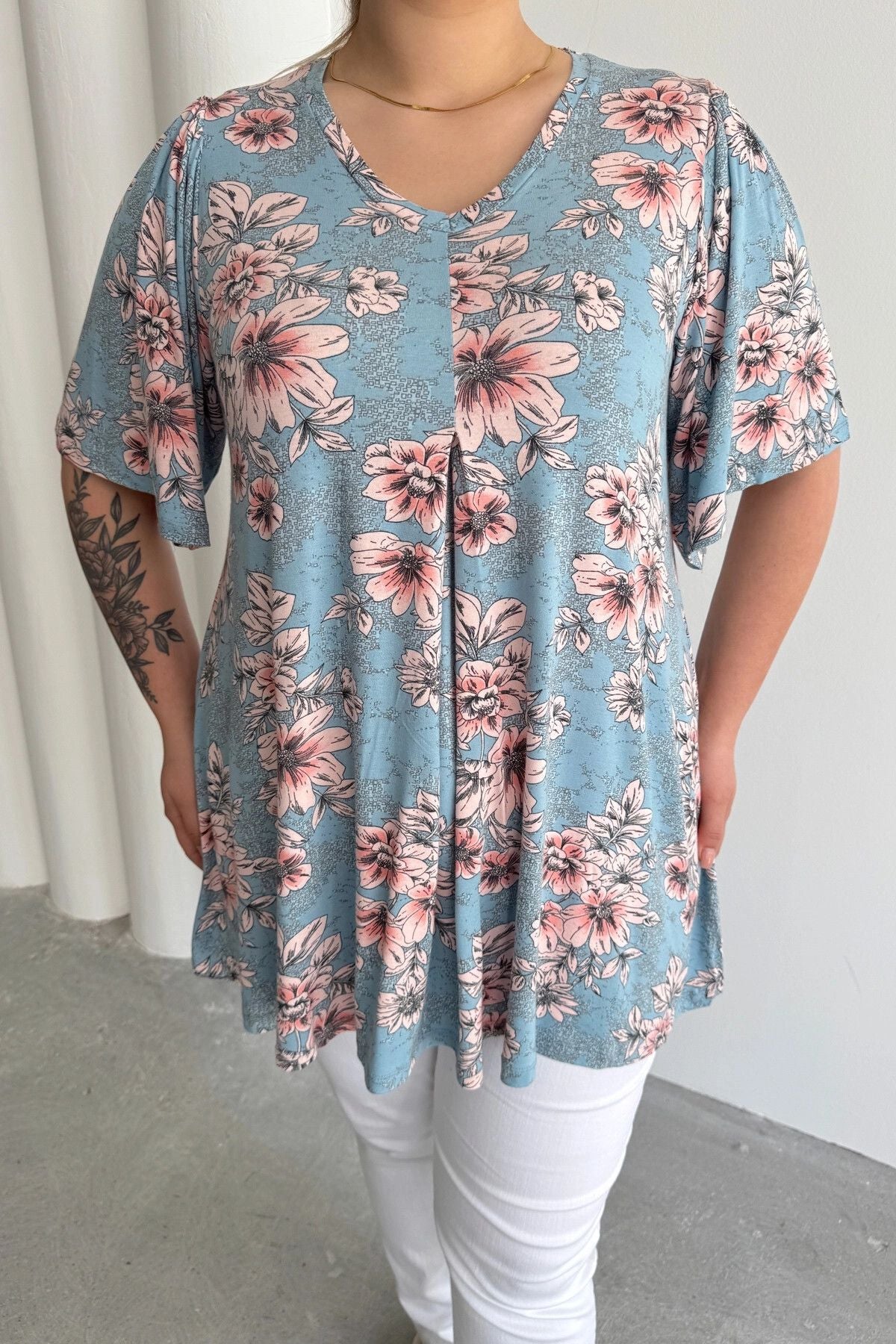 Büyük Beden V Yaka Kısa Kollu Eteği Bollaşan Desenli Bluz 101-44